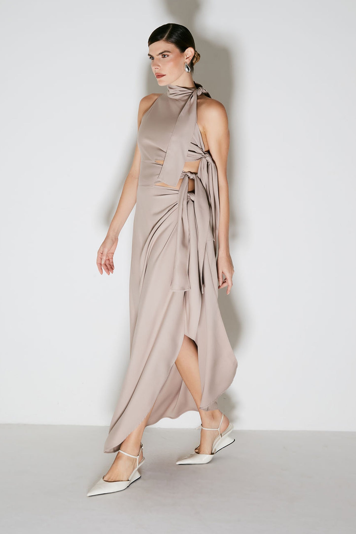 VESTIDO LONGO GOLA ALTA COM AMARRACOES LATERAIS MOCA