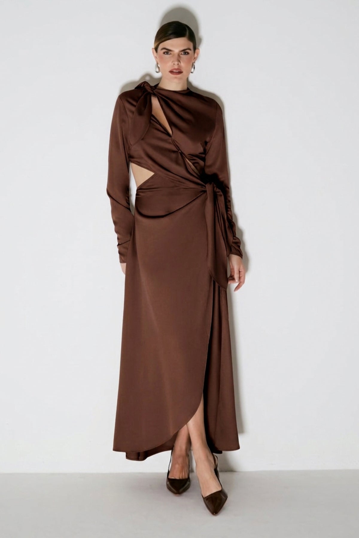 VESTIDO LONGO COM AMARRACAO LATERAL E PESCOCO MARROM