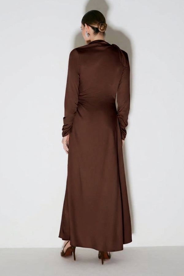 VESTIDO LONGO COM AMARRACAO LATERAL E PESCOCO MARROM