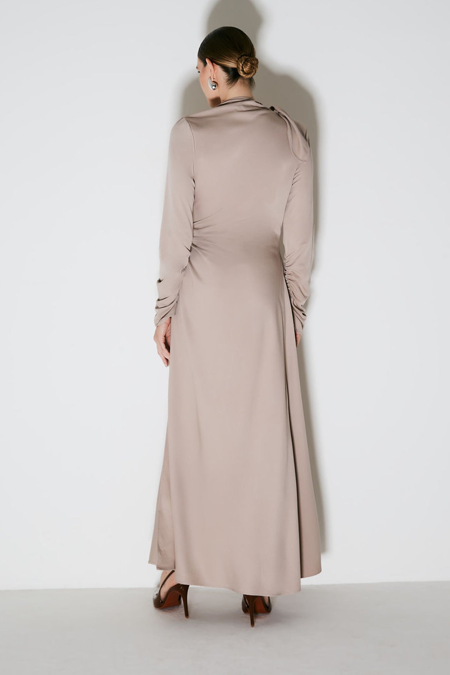 VESTIDO LONGO COM AMARRACAO LATERAL E PESCOCO MOCA