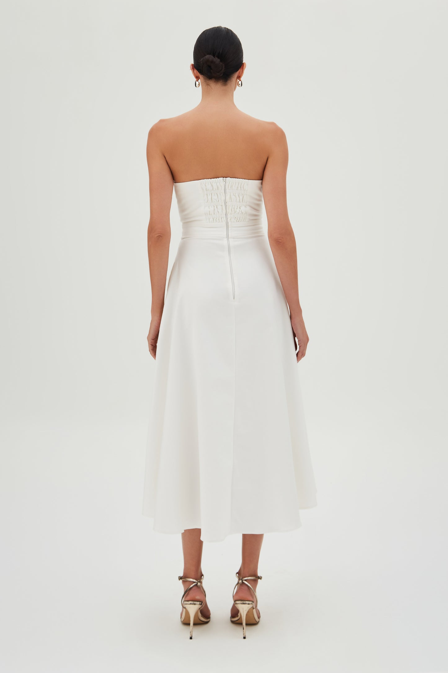 VESTIDO MIDI COM DECOTE ESTRUTURADO NA DIAGONAL OFF WHITE