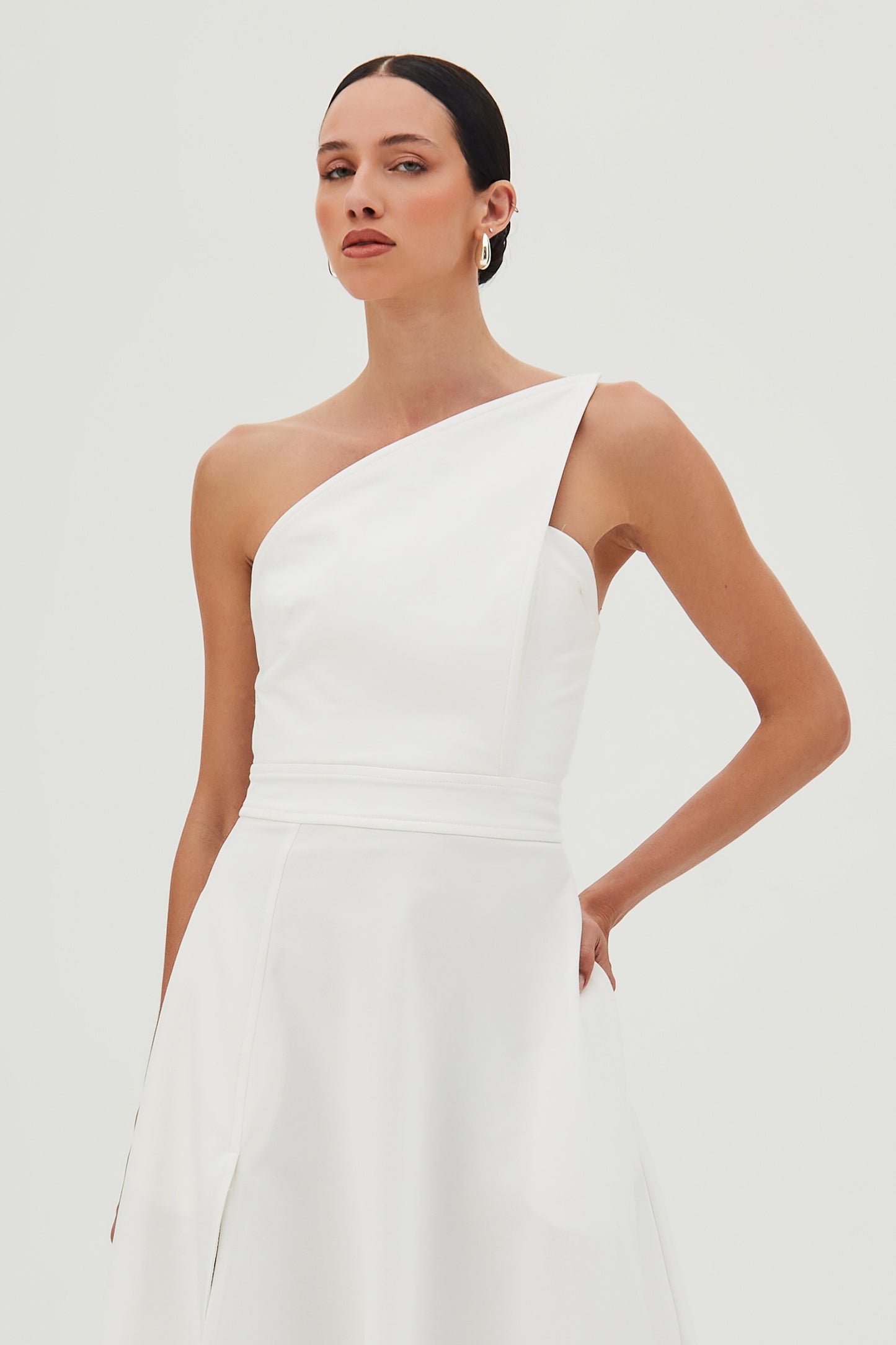 VESTIDO MIDI COM DECOTE ESTRUTURADO NA DIAGONAL OFF WHITE
