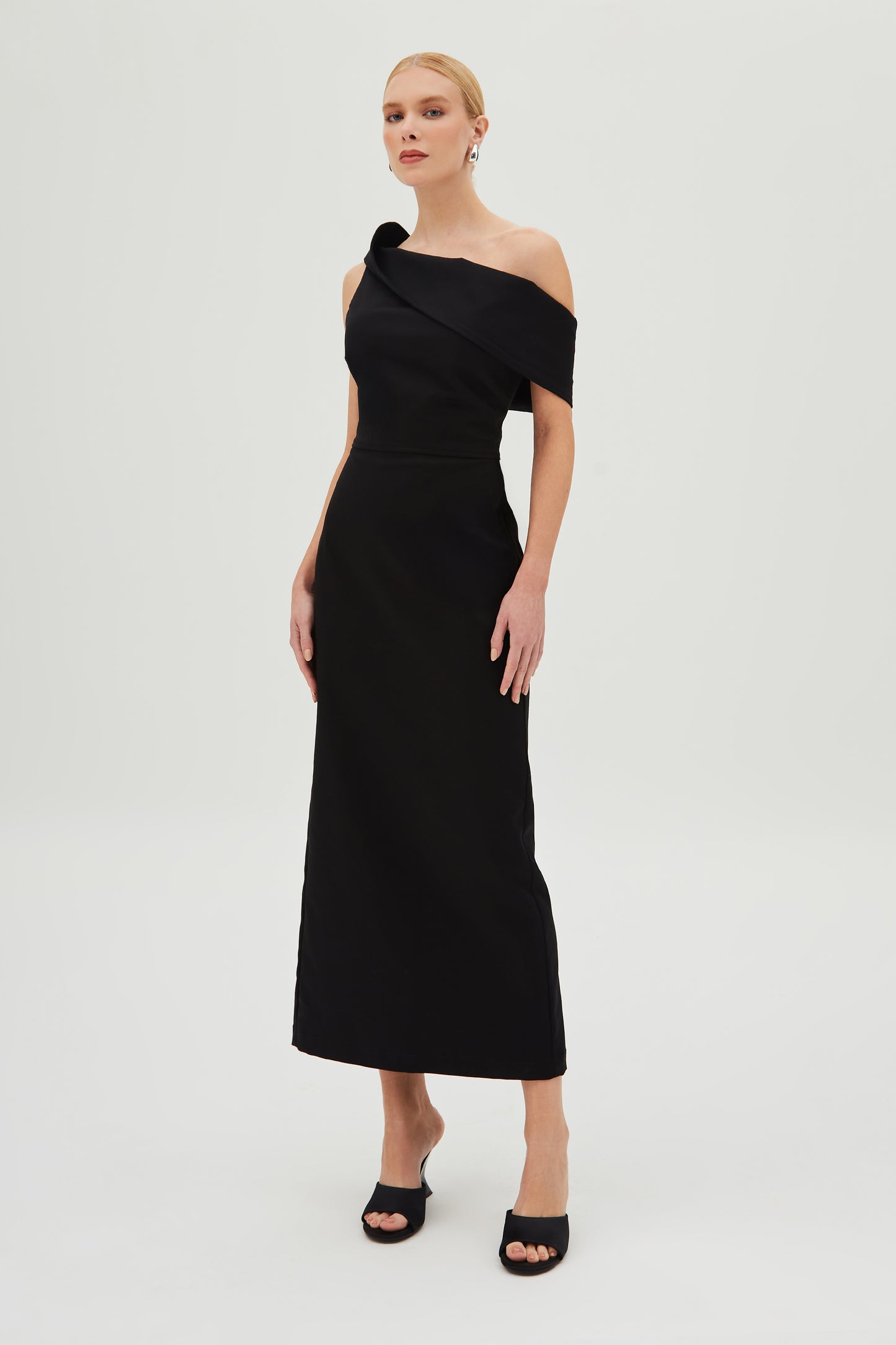 VESTIDO MIDI ESTRUTURADO COM DECOTE DIAGONAL PRETO