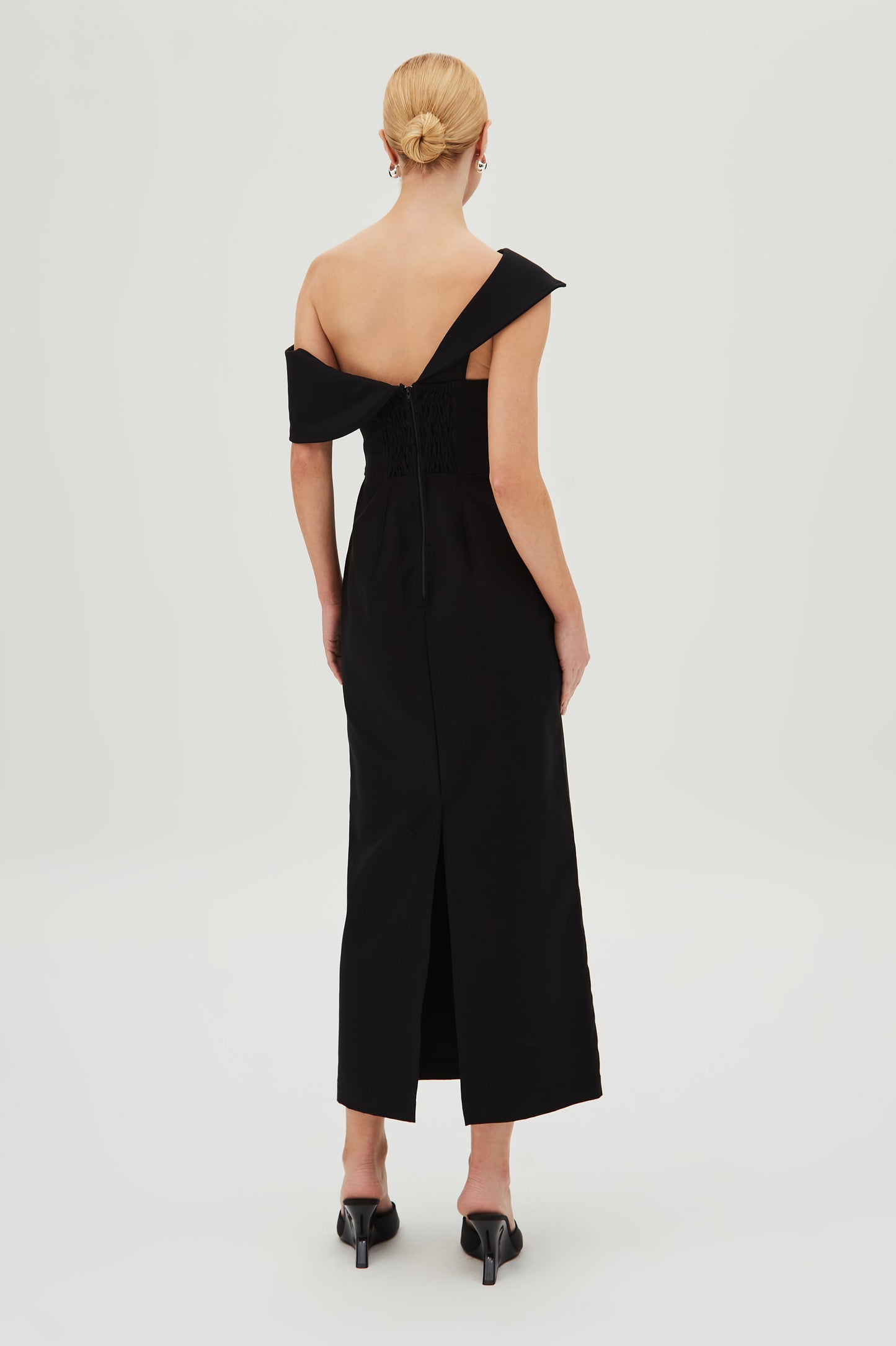 VESTIDO MIDI ESTRUTURADO COM DECOTE DIAGONAL PRETO