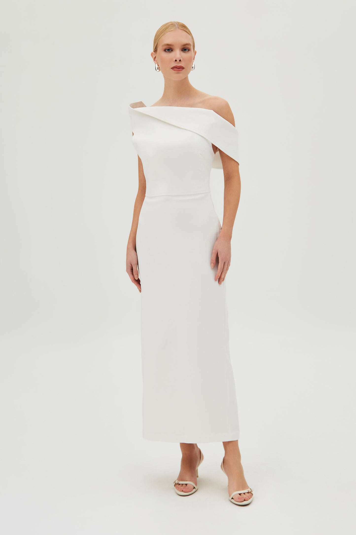 VESTIDO MIDI ESTRUTURADO COM DECOTE DIAGONAL OFF WHITE