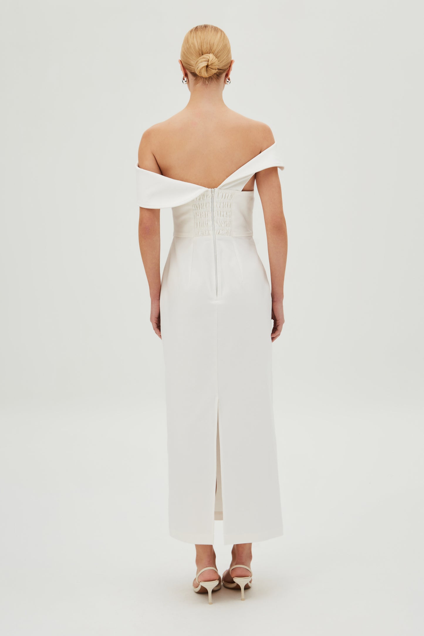 VESTIDO MIDI ESTRUTURADO COM DECOTE DIAGONAL OFF WHITE