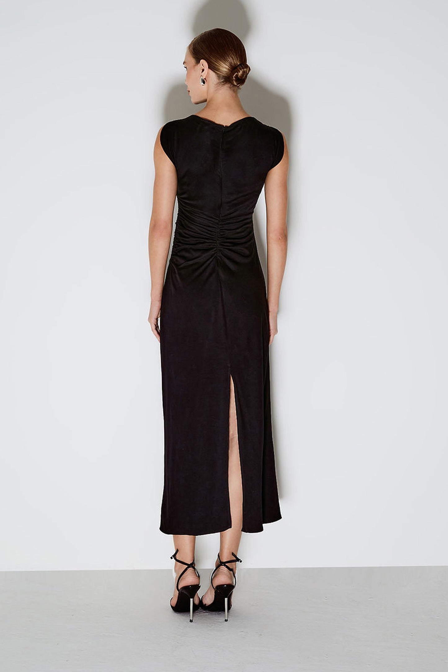 VESTIDO MIDI COM ABERTURA OMBROS E DRAPEADOS LATERAIS PRETO