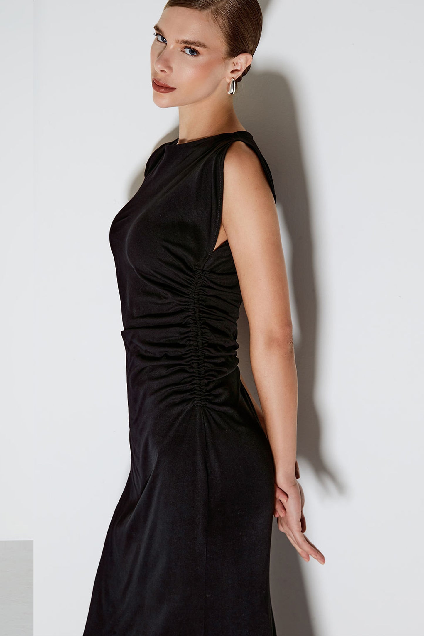 VESTIDO MIDI COM ABERTURA OMBROS E DRAPEADOS LATERAIS PRETO