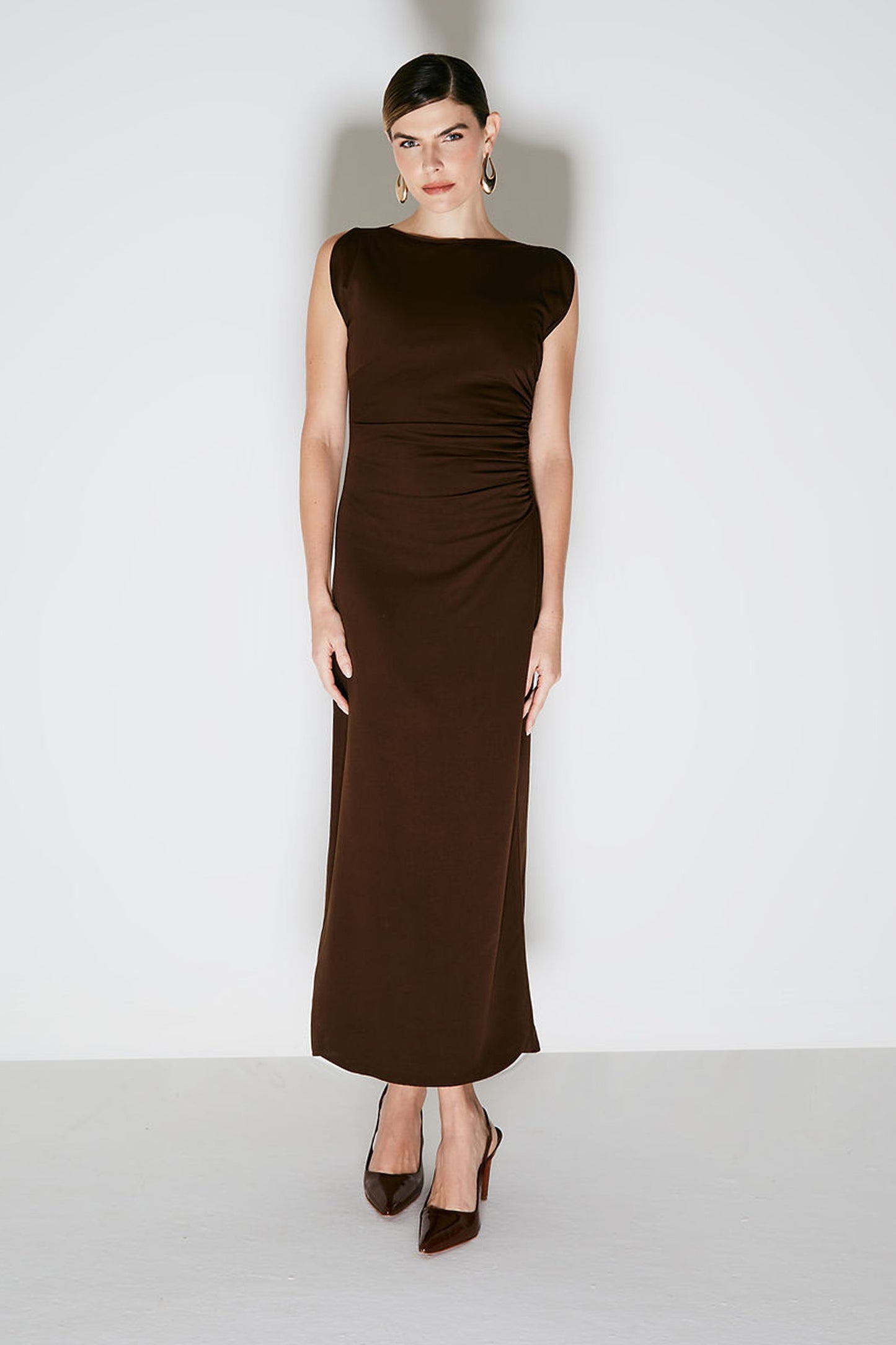 VESTIDO MIDI COM ABERTURA OMBROS E DRAPEADOS LATERAIS MARROM