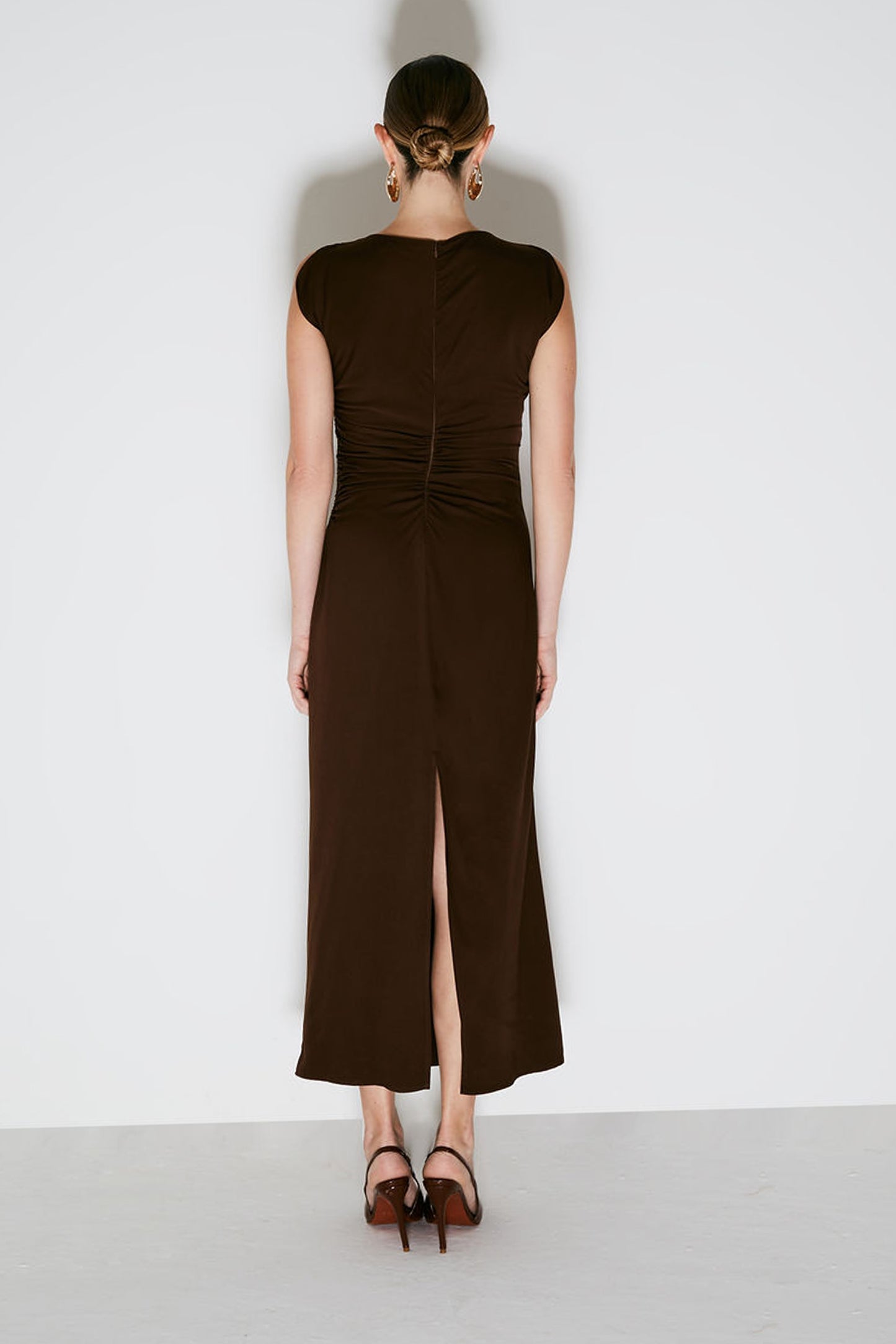 VESTIDO MIDI COM ABERTURA OMBROS E DRAPEADOS LATERAIS MARROM