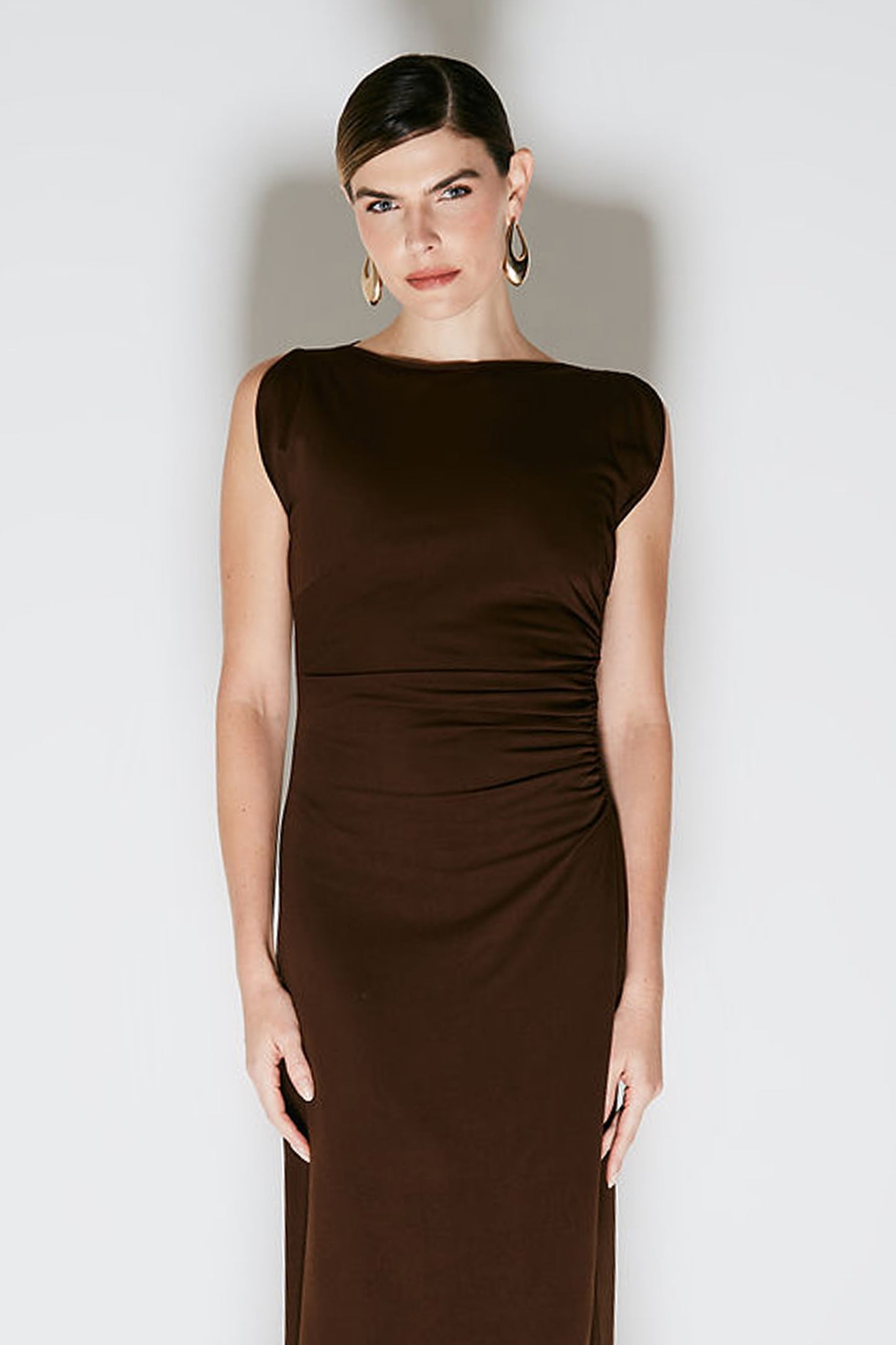 VESTIDO MIDI COM ABERTURA OMBROS E DRAPEADOS LATERAIS MARROM