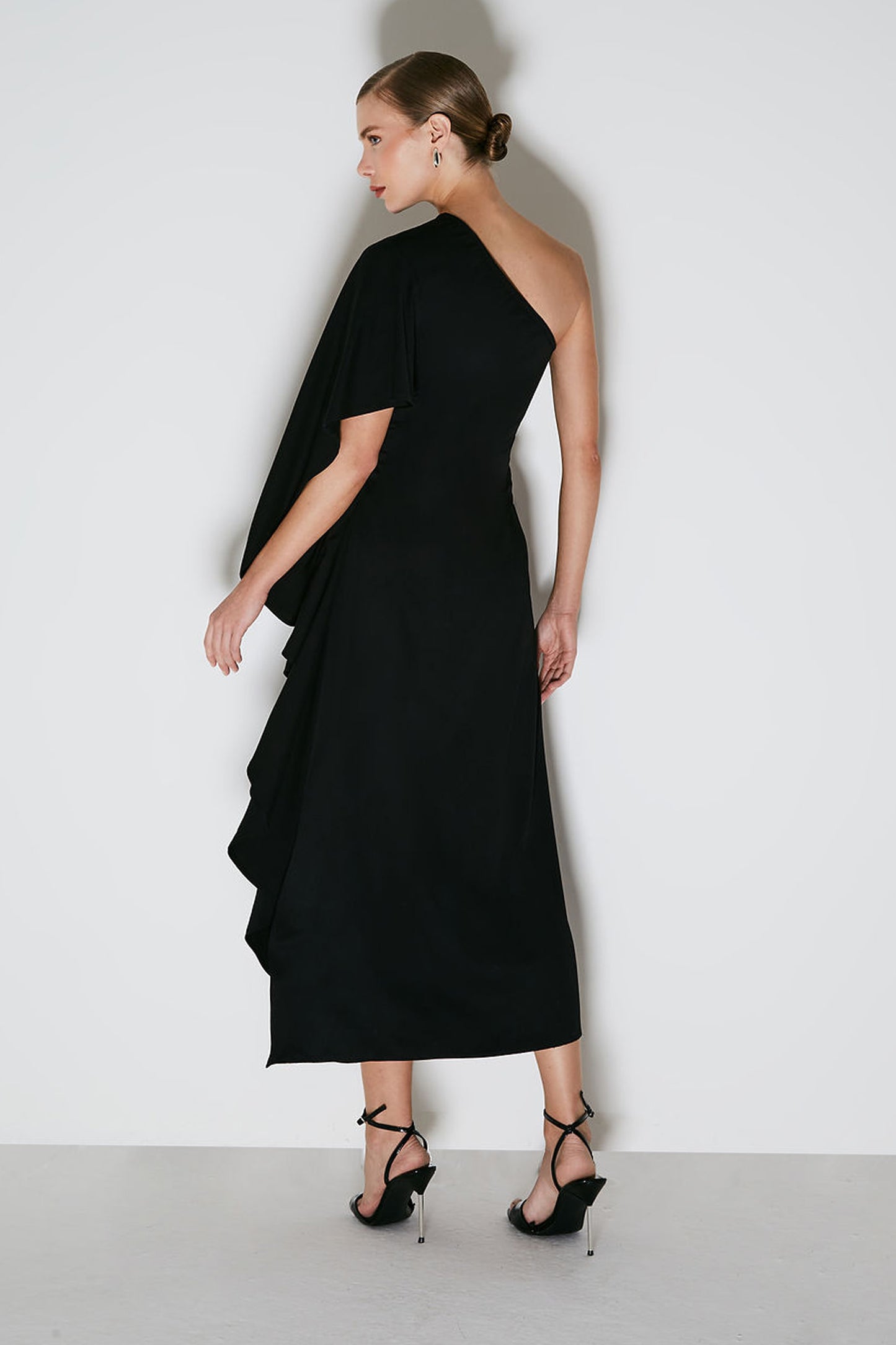 VESTIDO MIDI COM UMA MANGA DRAPEADA PRETO