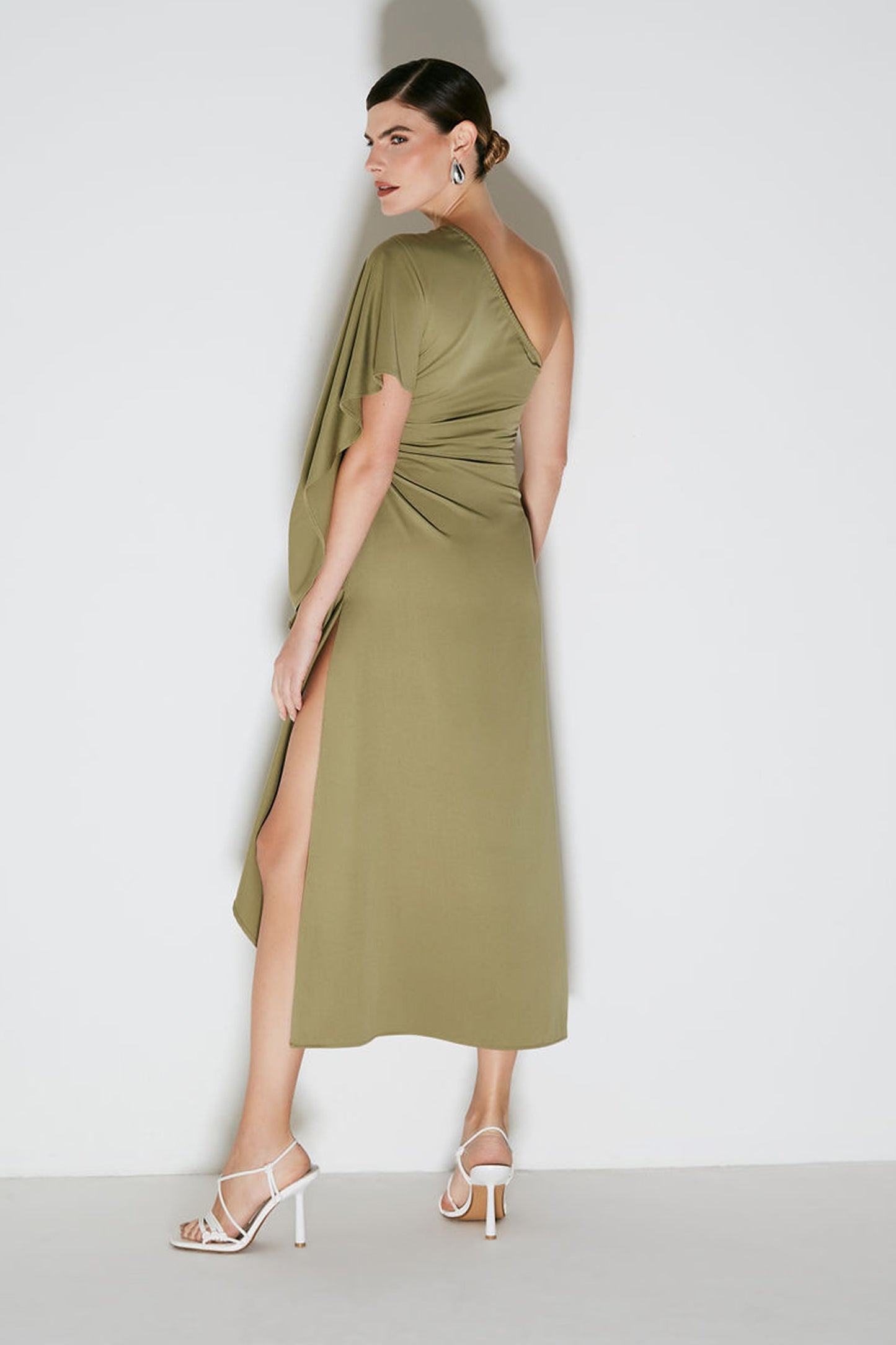 VESTIDO MIDI COM UMA MANGA DRAPEADA VERDE PINHEIRO