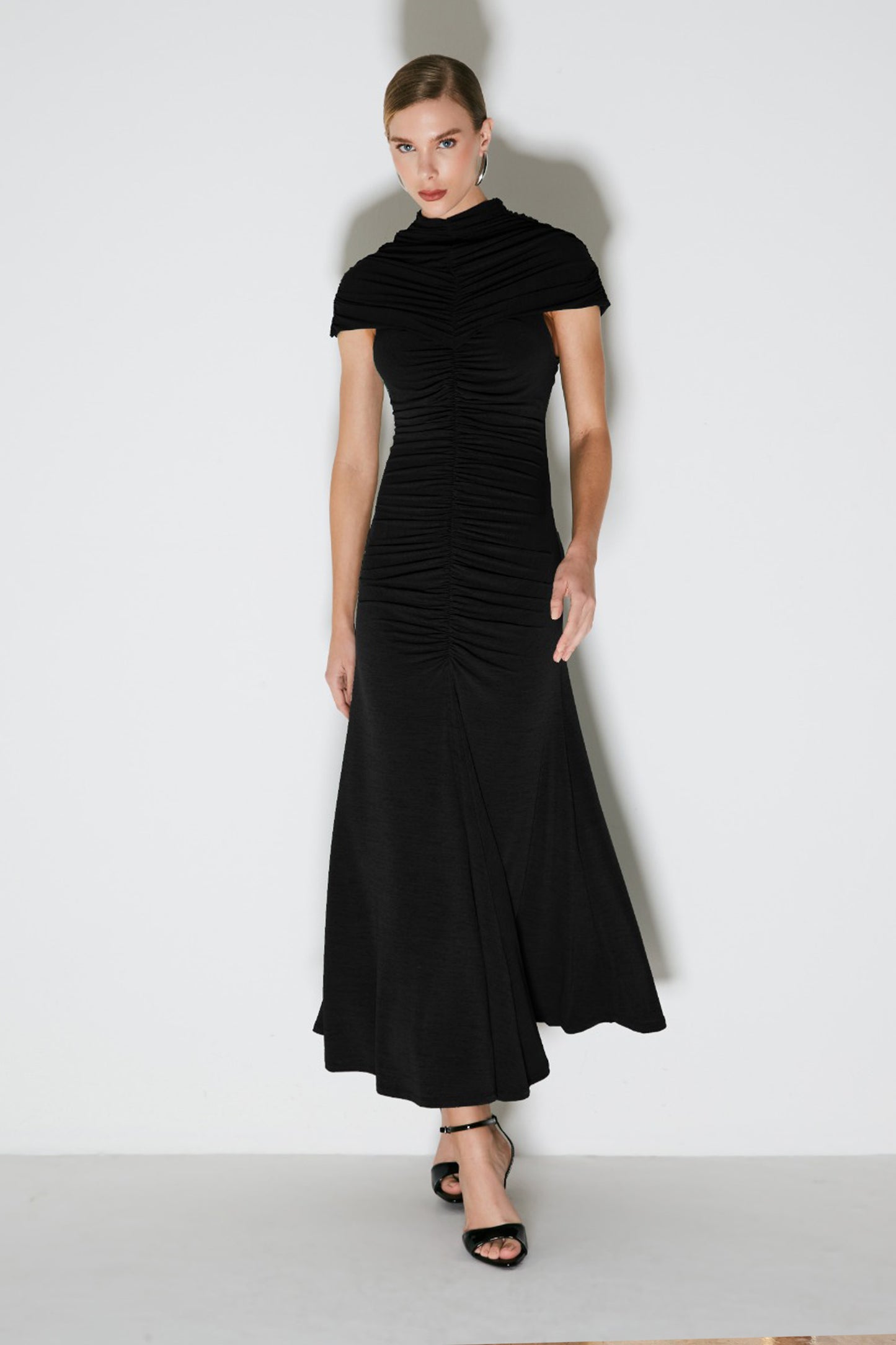 VESTIDO MIDI FRANZIDO FRENTE E COSTAS E BARRA AMPLA PRETO