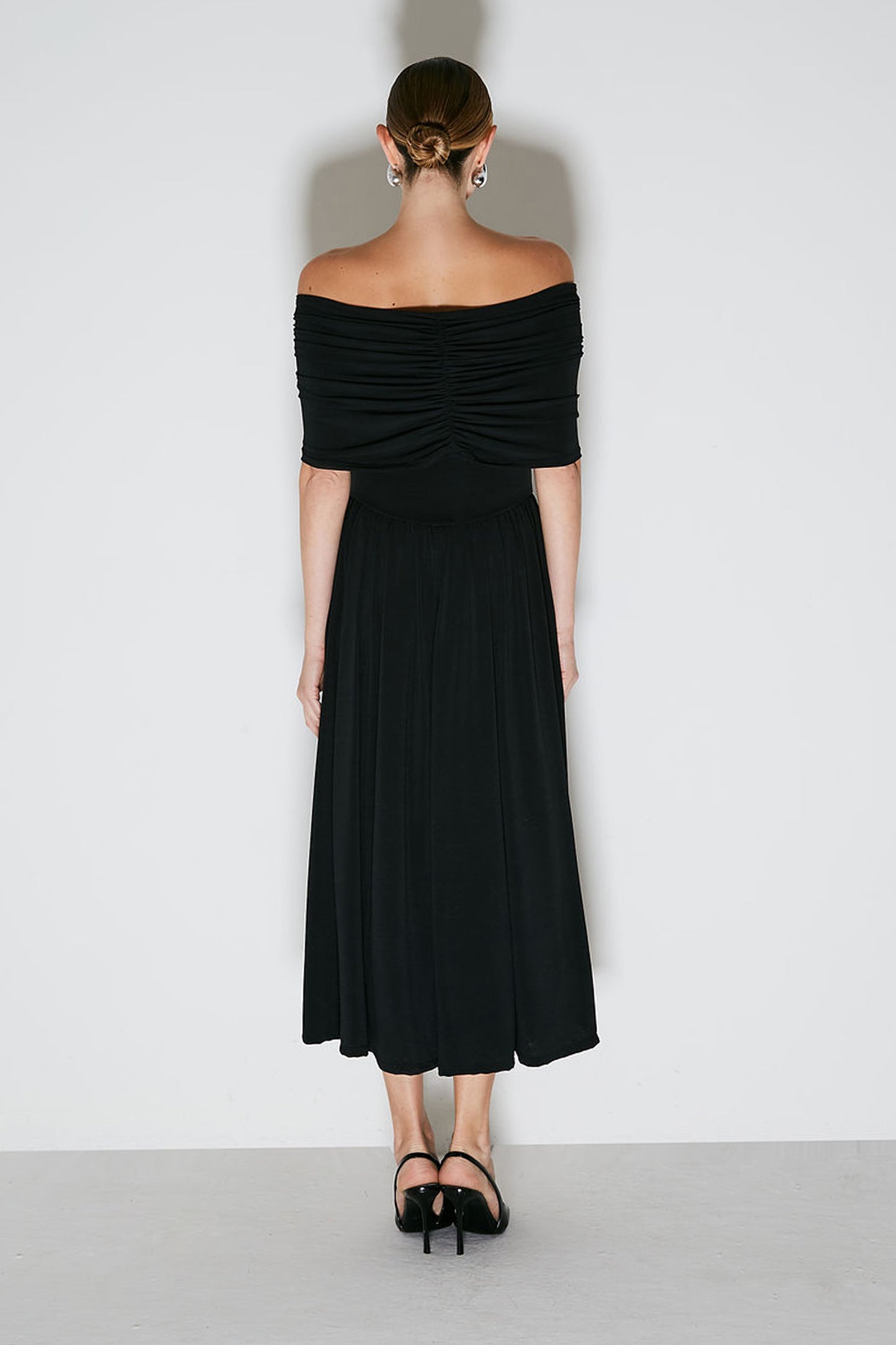 VESTIDO MIDI OMBRO A OMBRO COM DRAPEADOS PRETO