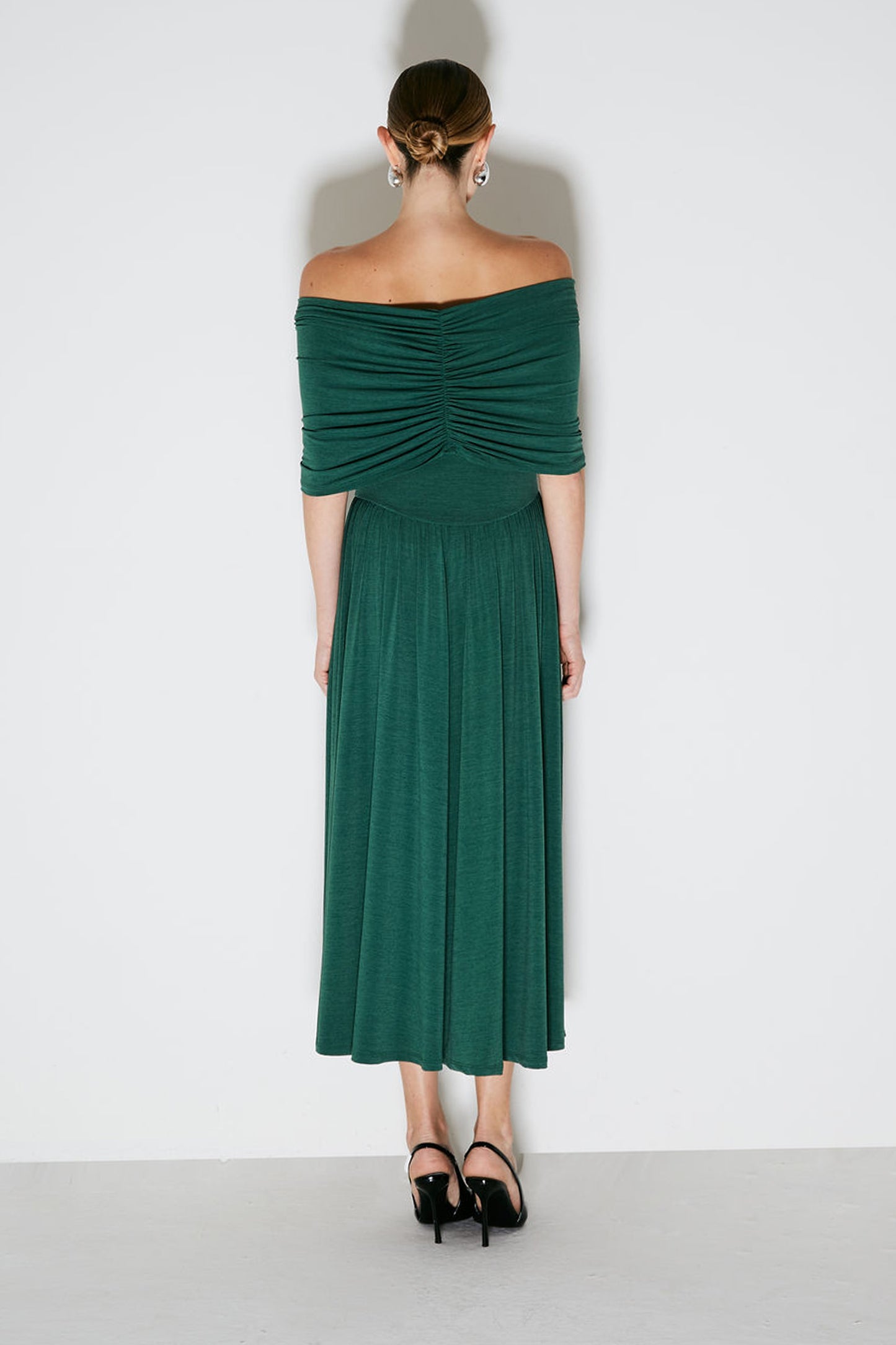 VESTIDO MIDI OMBRO A OMBRO COM DRAPEADOS VERDE