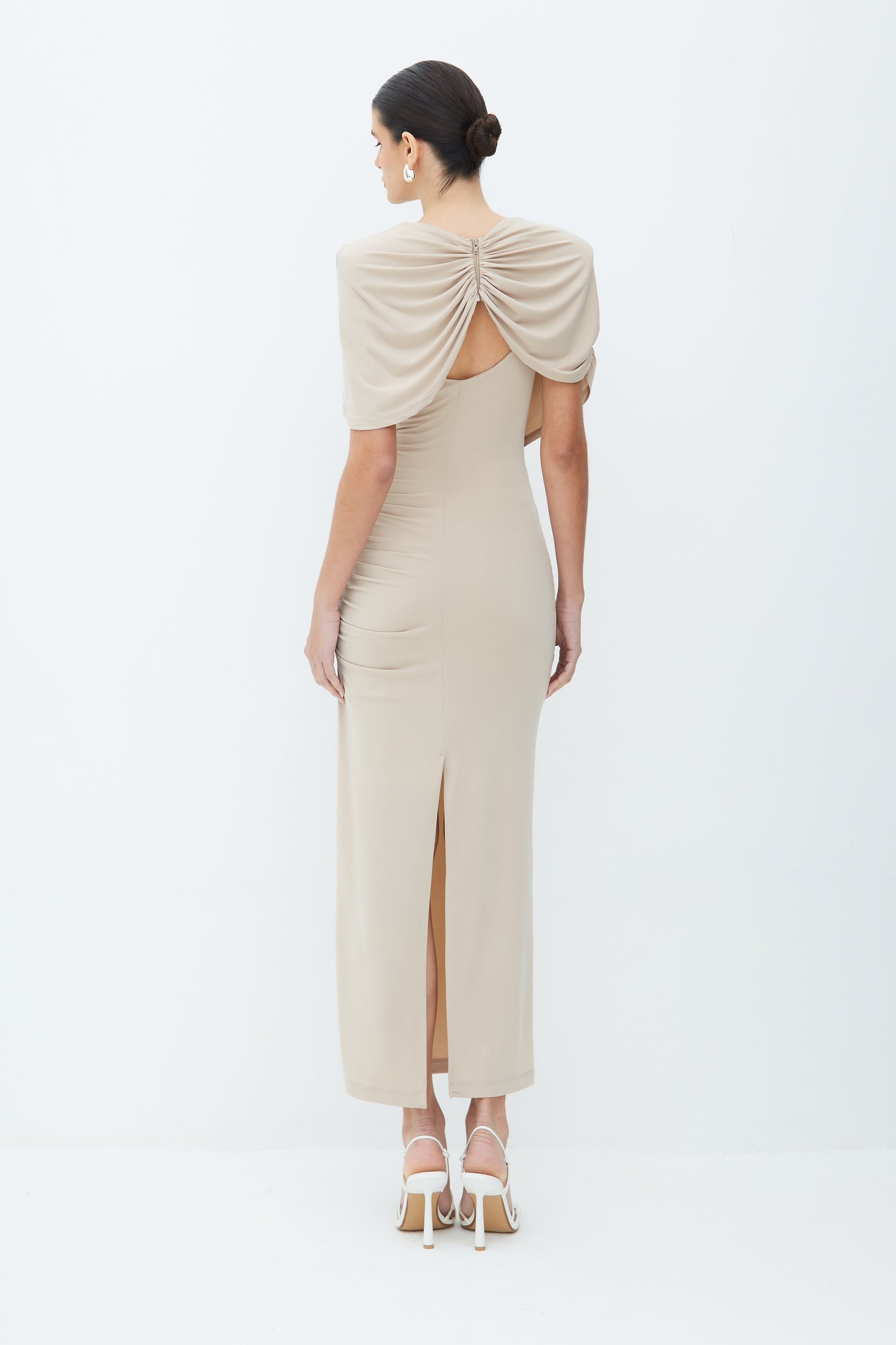 VESTIDO MIDI COM SOBREPOSICAO E ABERTURA COSTAS KAKI CLARO