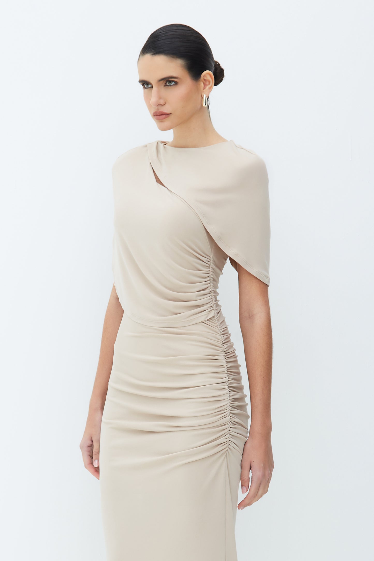 VESTIDO MIDI COM SOBREPOSICAO E ABERTURA COSTAS KAKI CLARO