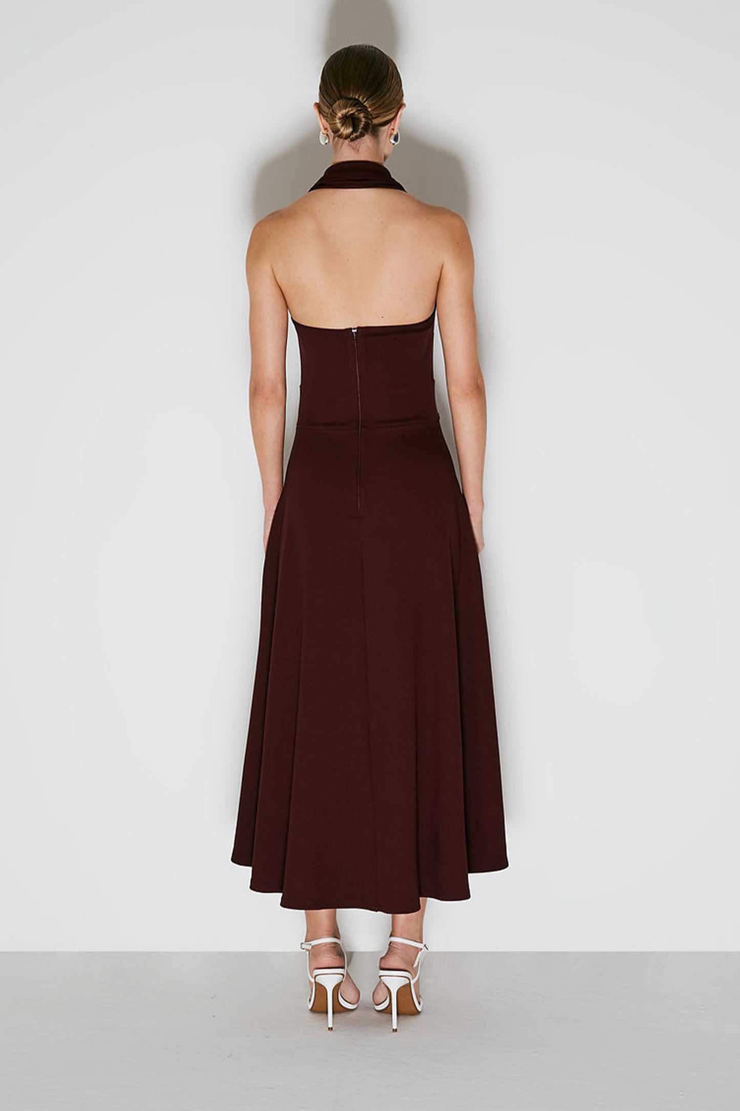 VESTIDO MIDI FRENTE UNICA COM GOLA E FENDA FRONTAL VINHO