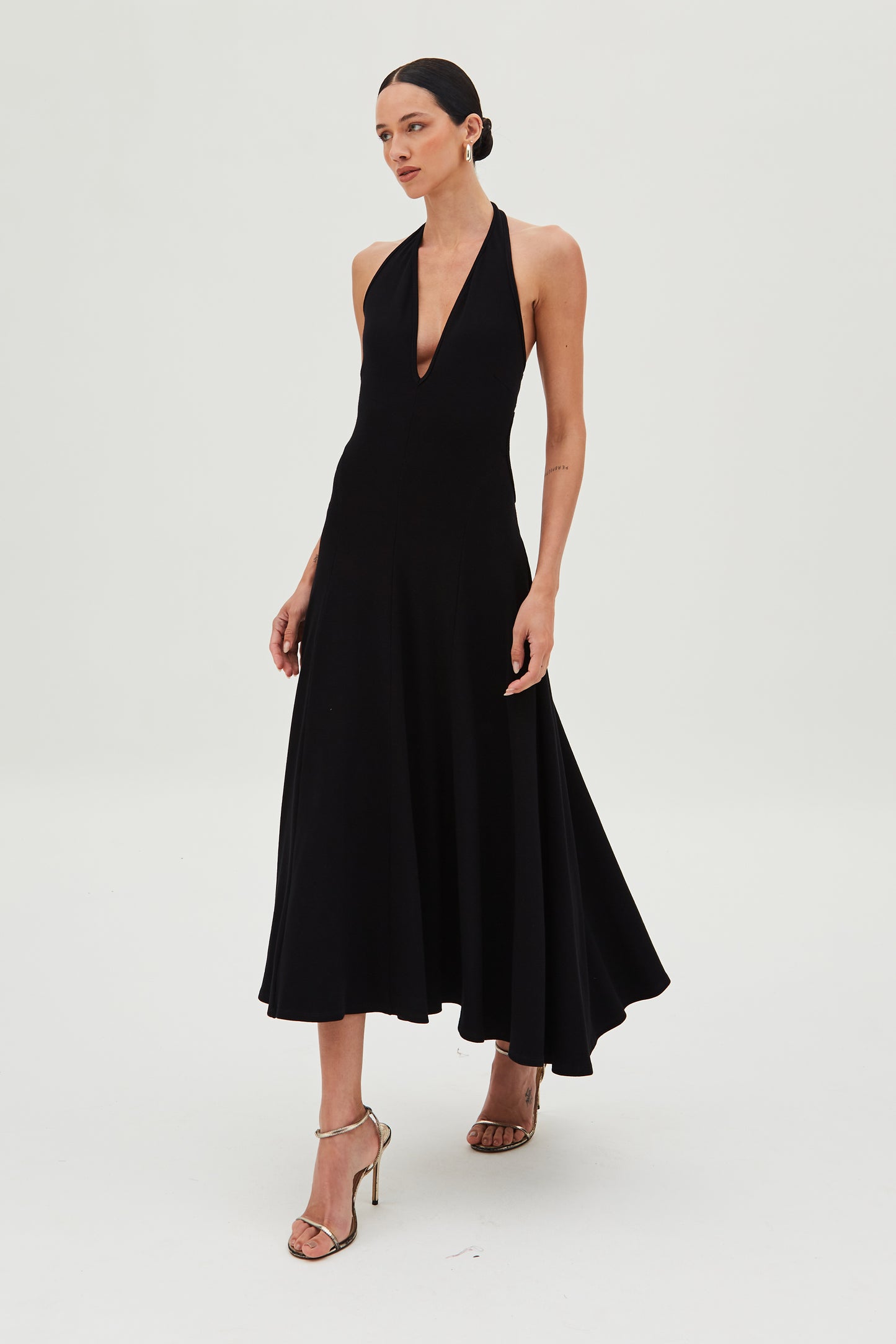 VESTIDO MIDI FRENTE UNICA DECOTE V SAIA AMPLA PRETO
