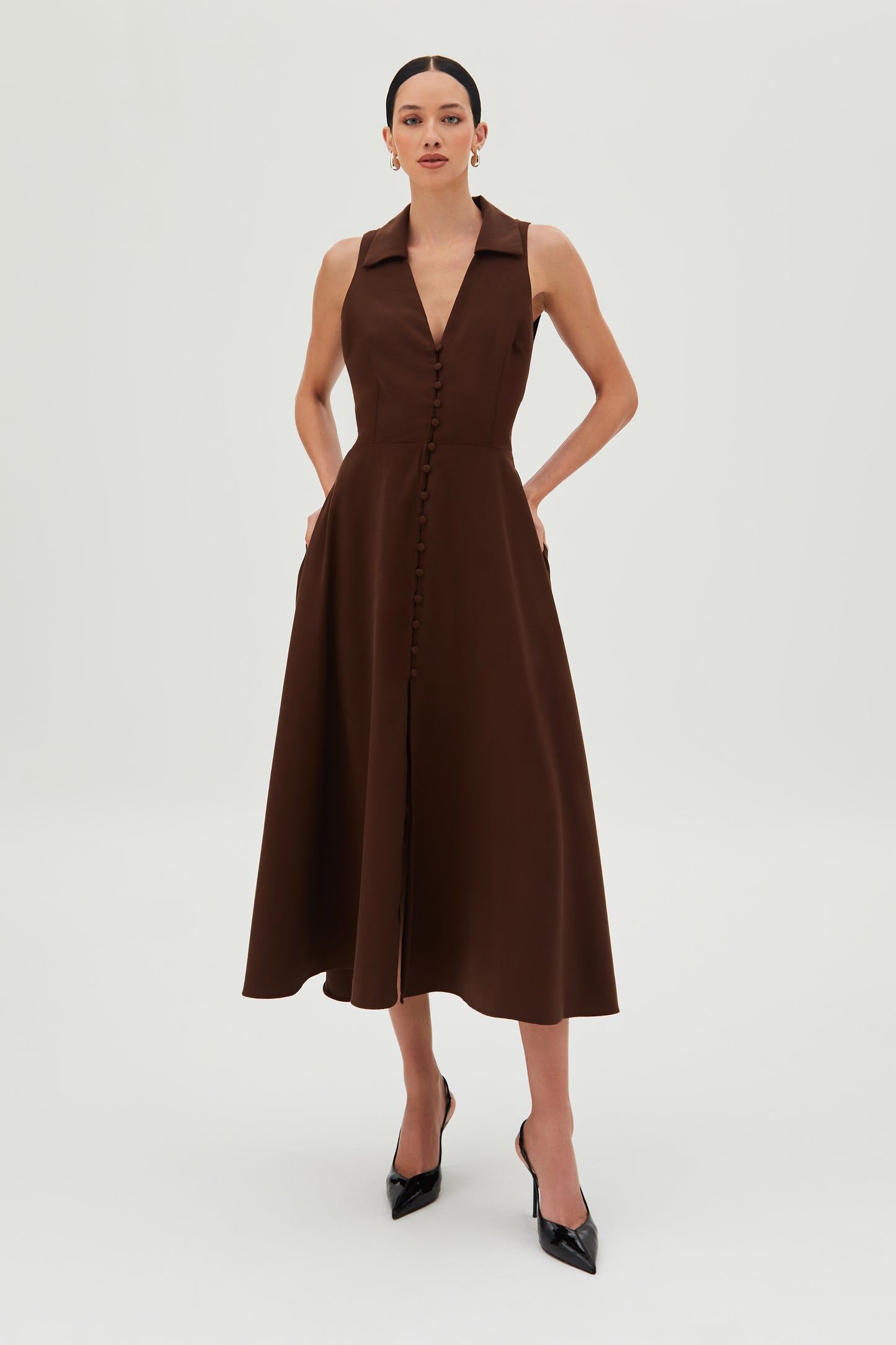 VESTIDO MIDI COM BOTOES FRONTAL ABERTURA COSTAS MARROM