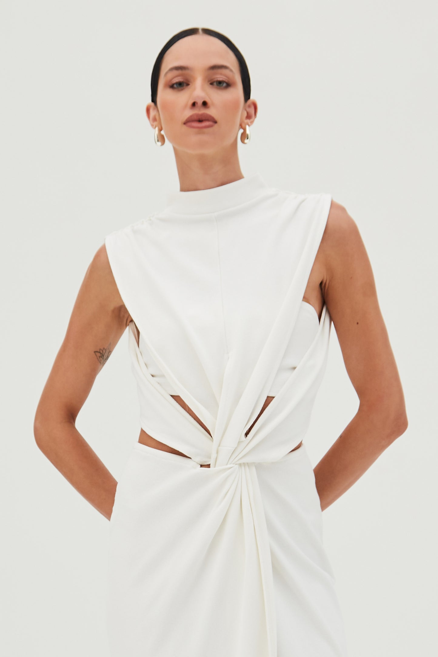VESTIDO MIDI COM TORCAO FRONTAL E ABERTURA COSTAS OFF WHITE
