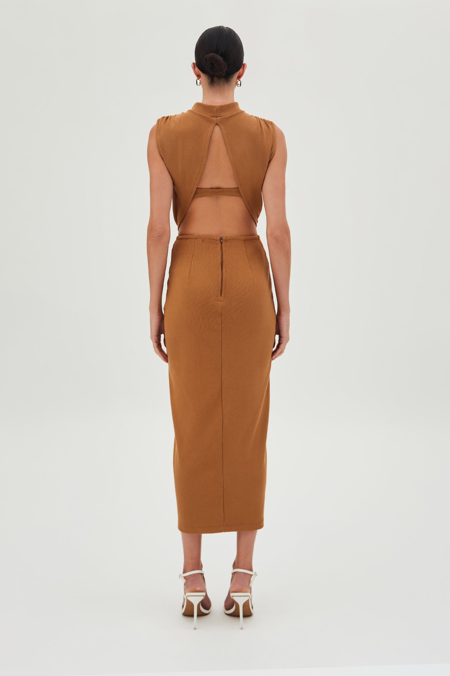 VESTIDO MIDI COM TORCAO FRONTAL E ABERTURA COSTAS MARROM CHOCOLATE