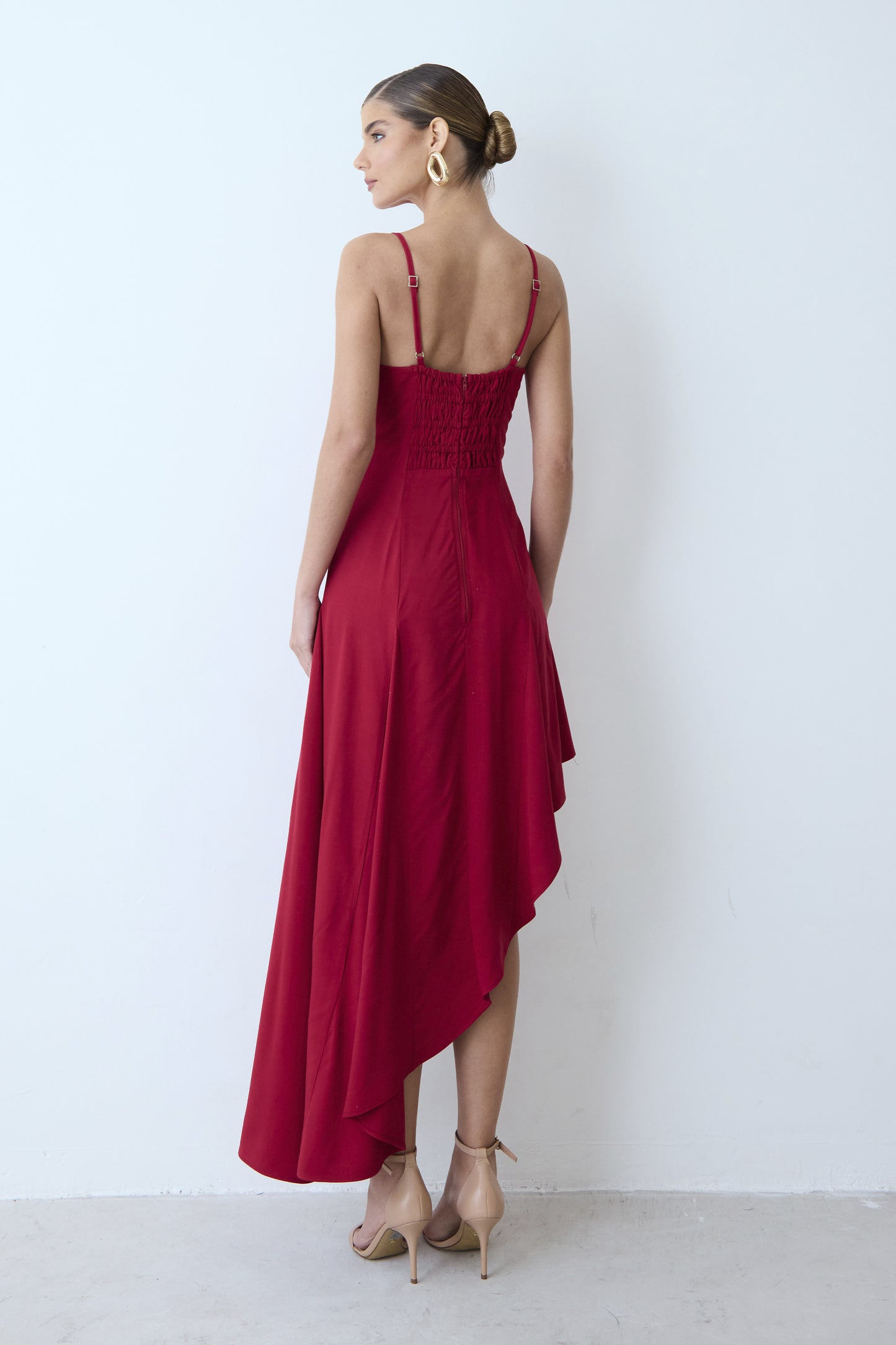 VESTIDO MIDI BARRA ASSIMETRICA E ALCA FINA VERMELHO CEREJA