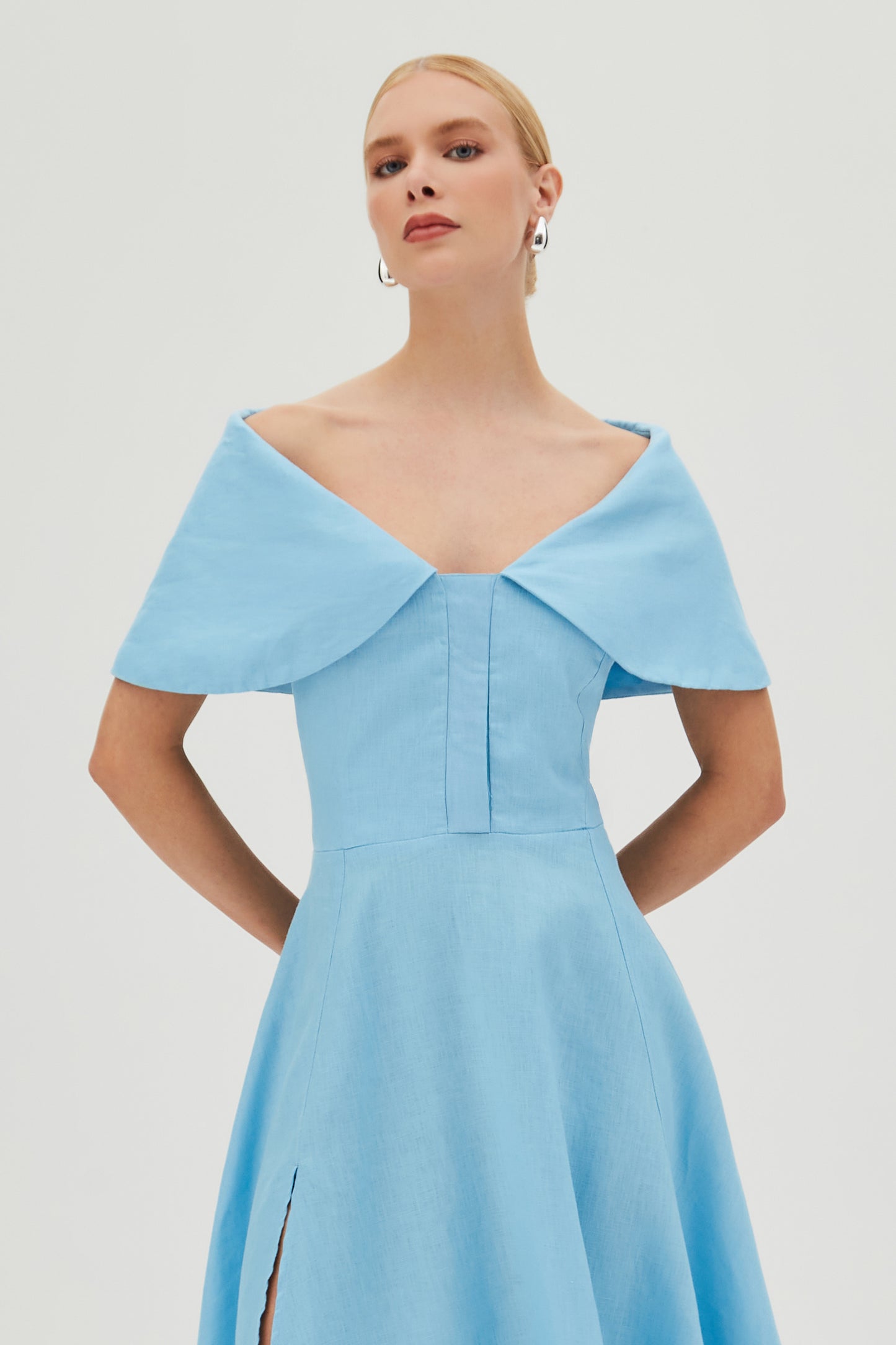 VESTIDO MIDI MAXI GOLA BOTOES VISTA E BARRA AMPLA AZUL OCEANO
