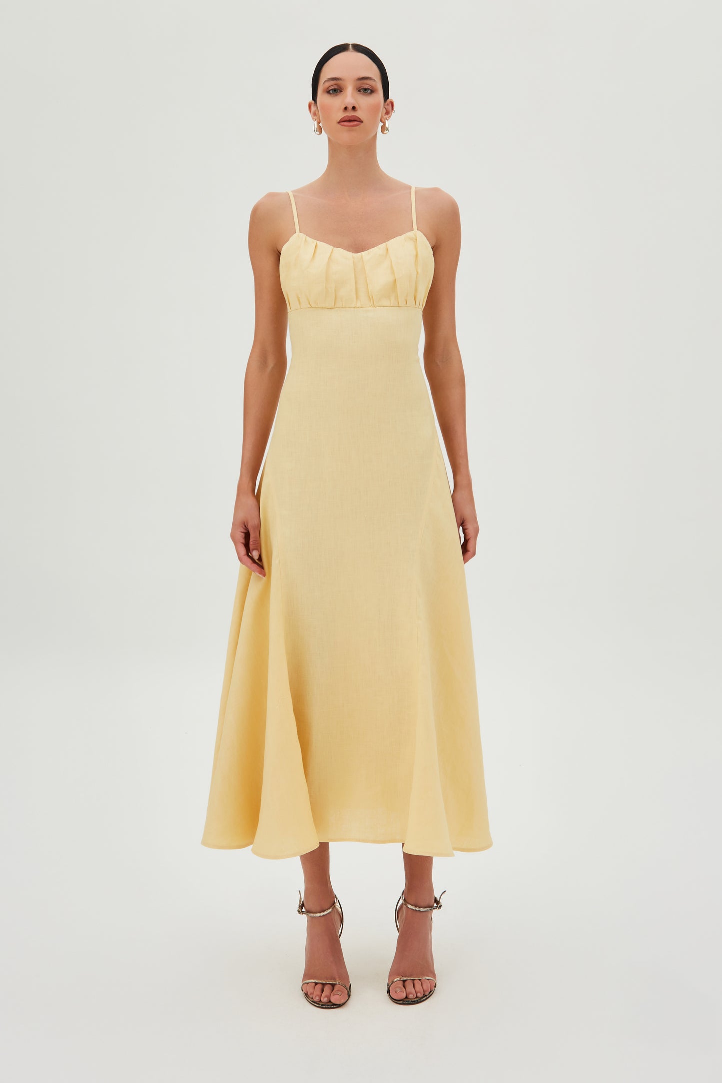VESTIDO MIDI COM DRAPEADOS BUSTO E BARRA AMPLA AMARELO MANTEIGA