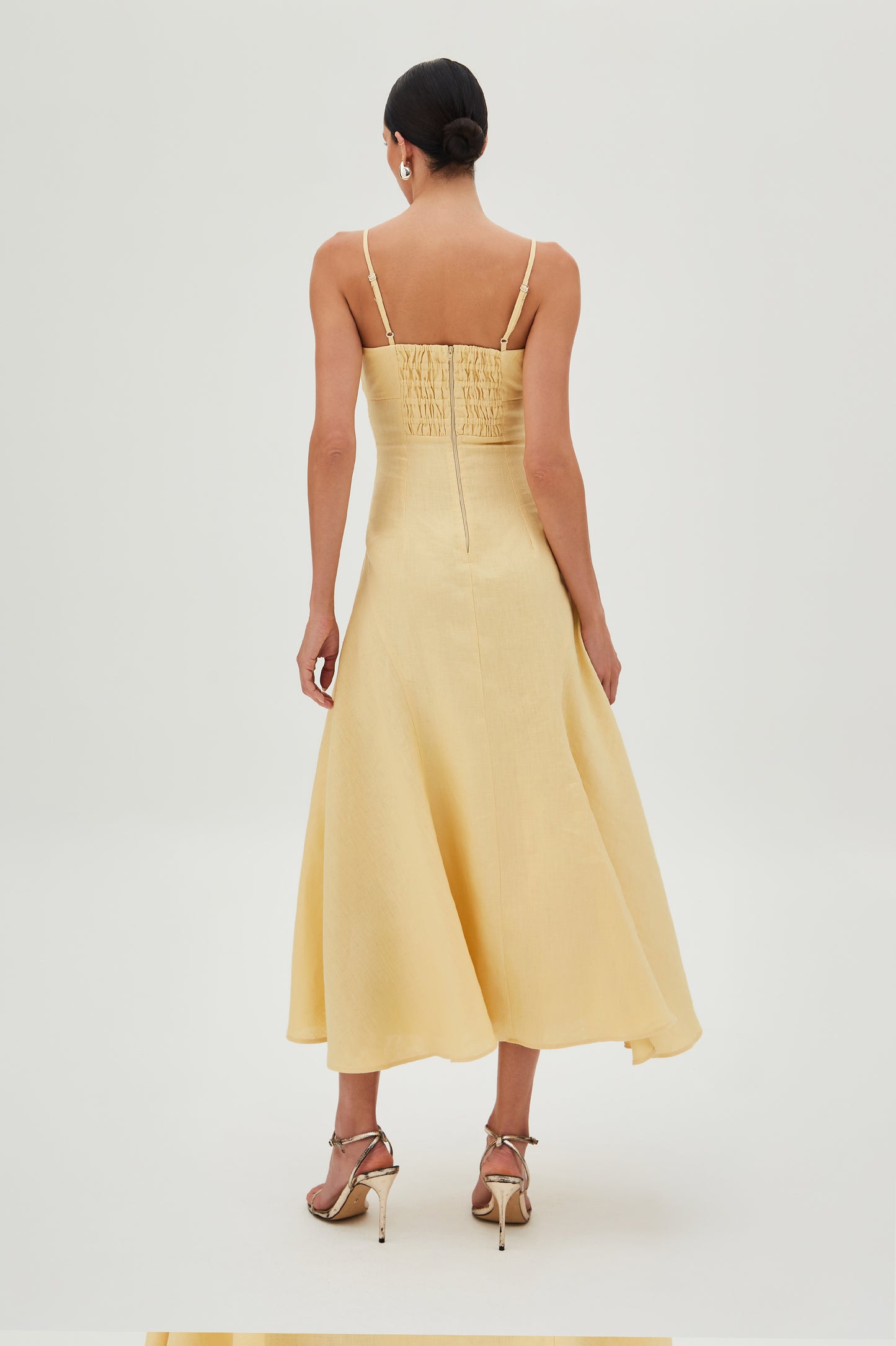 VESTIDO MIDI COM DRAPEADOS BUSTO E BARRA AMPLA AMARELO MANTEIGA