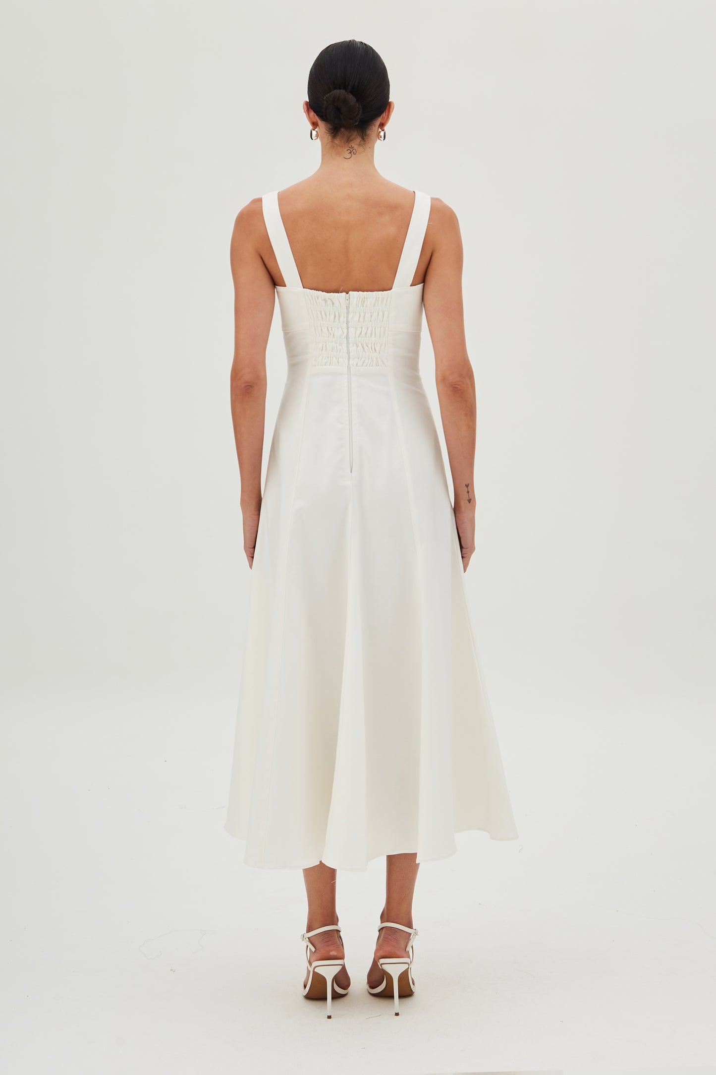 VESTIDO MIDI RECORTE BUSTO ACINTURADO ALCA LARGA OFF WHITE