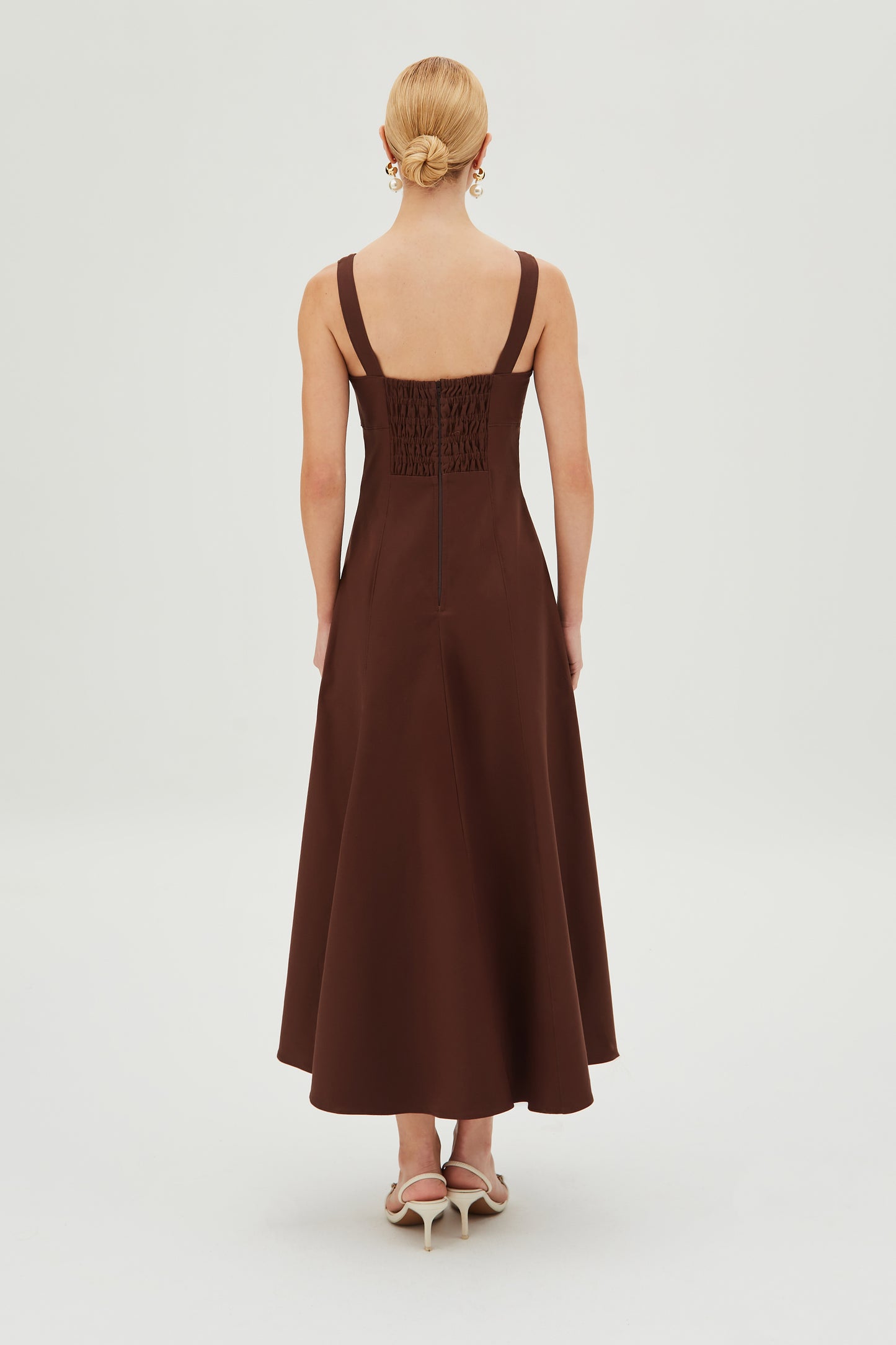 VESTIDO MIDI RECORTE BUSTO ACINTURADO ALCA LARGA MARROM ESCURO