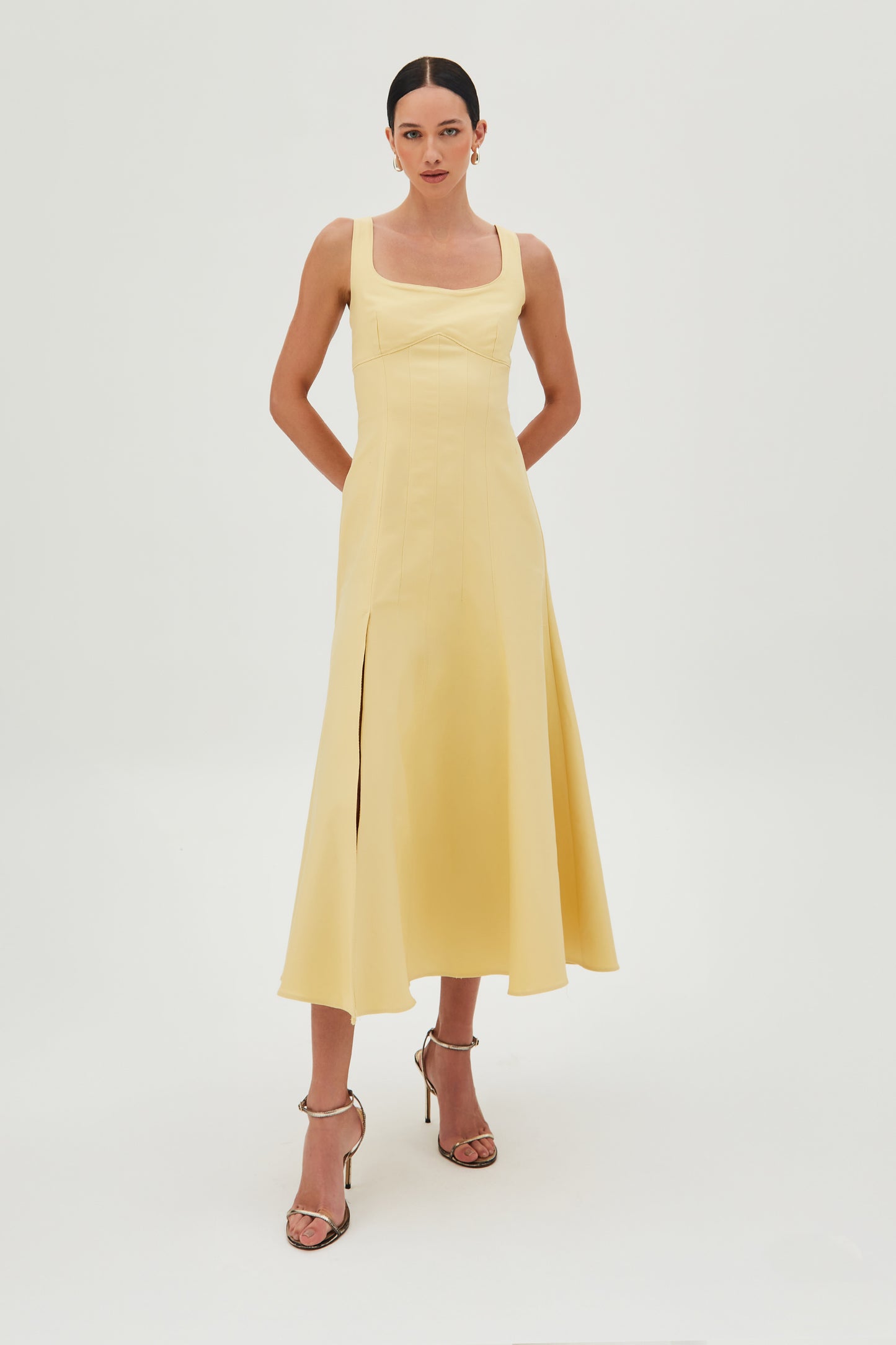VESTIDO MIDI RECORTE BUSTO ACINTURADO ALCA LARGA AMARELO MANTEIGA