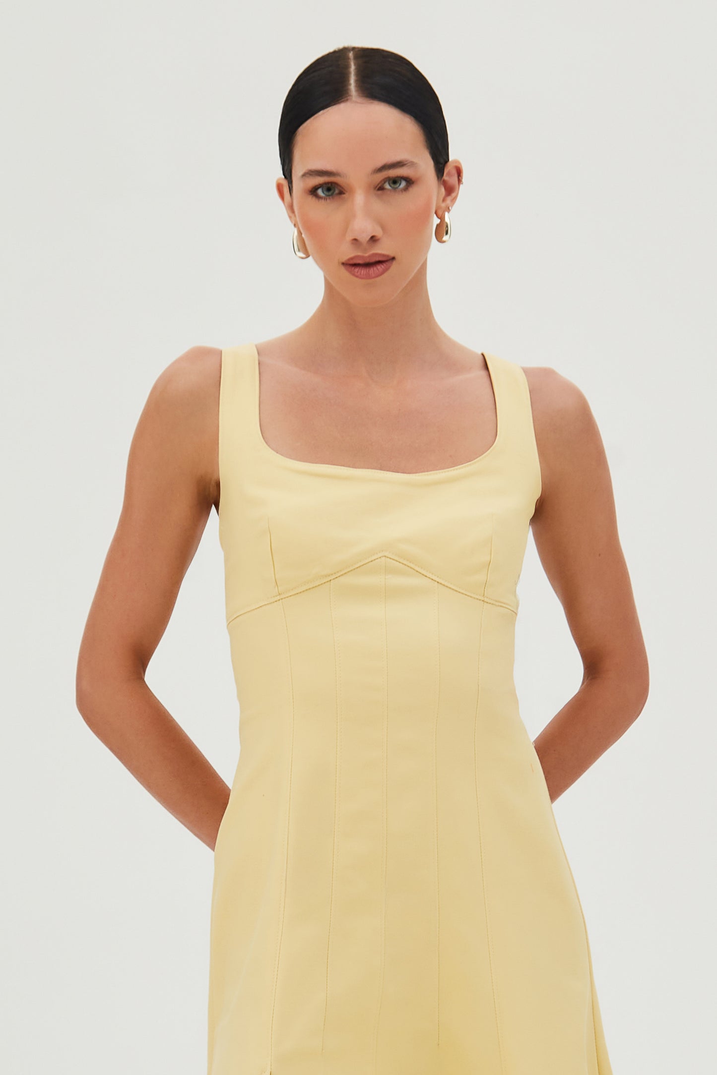 VESTIDO MIDI RECORTE BUSTO ACINTURADO ALCA LARGA AMARELO MANTEIGA