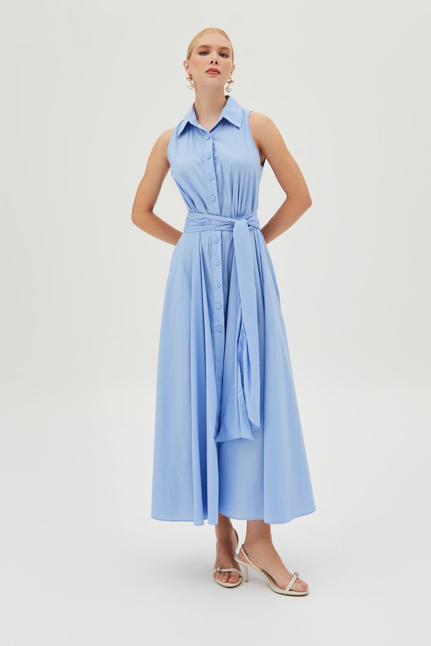 VESTIDO MIDI COM BOTOES VISTA E FAIXA PARA AMARRACAO LISTRADO AZUL