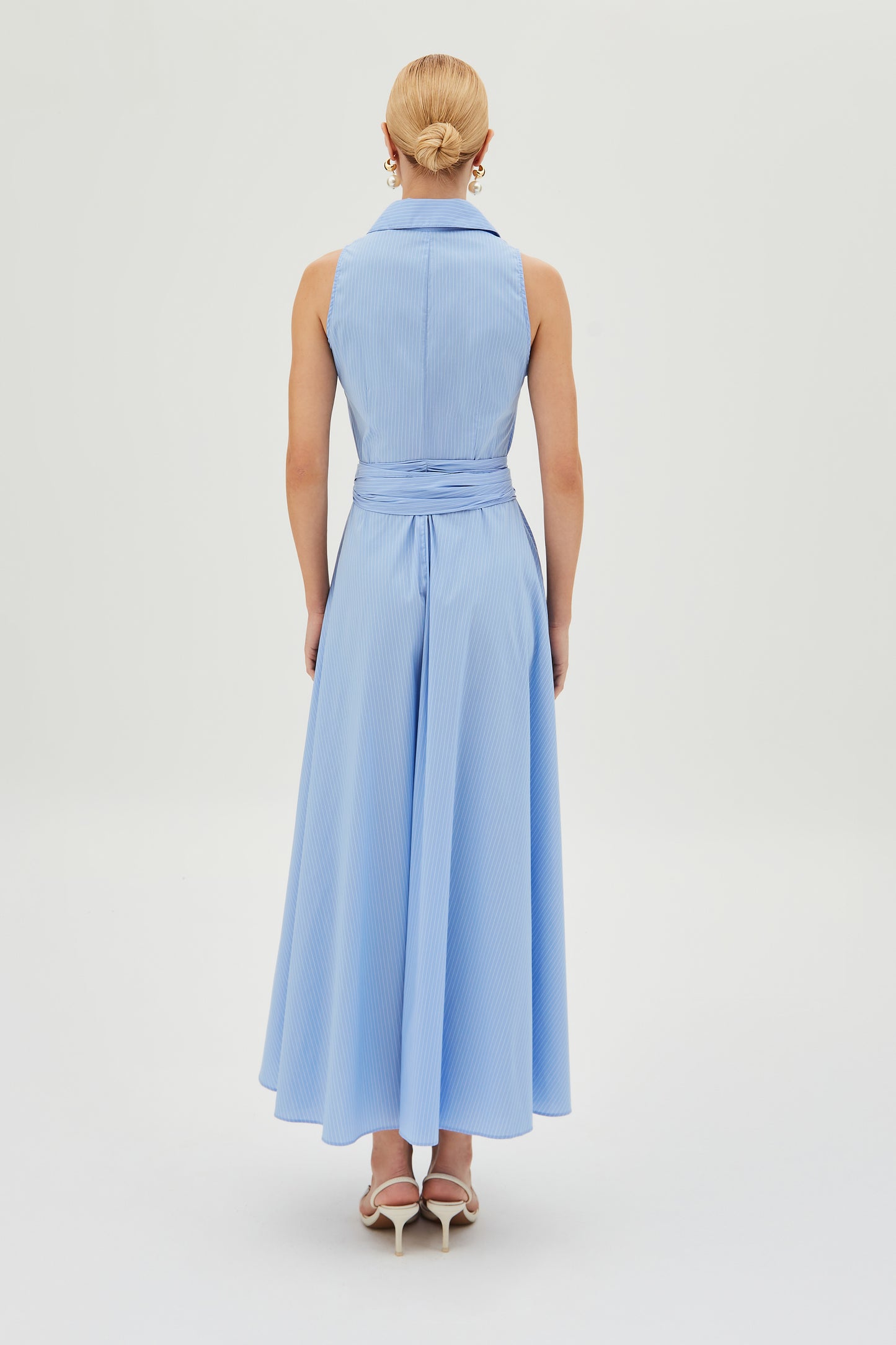 VESTIDO MIDI COM BOTOES VISTA E FAIXA PARA AMARRACAO LISTRADO AZUL