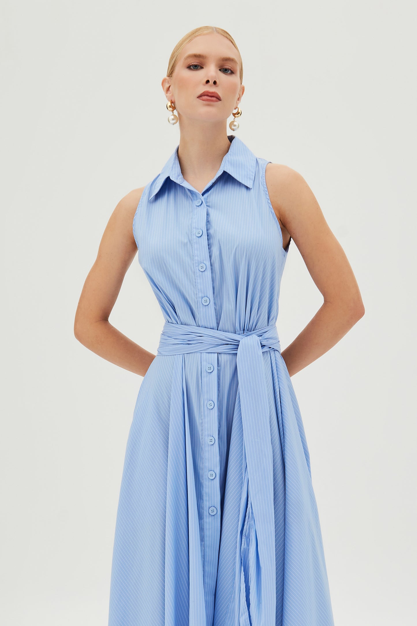 VESTIDO MIDI COM BOTOES VISTA E FAIXA PARA AMARRACAO LISTRADO AZUL