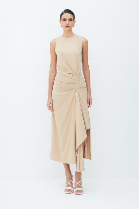 VESTIDO MIDI DRAPEADOS LATERAL E DETALHE ASSIMETRICO KAKI CLARO