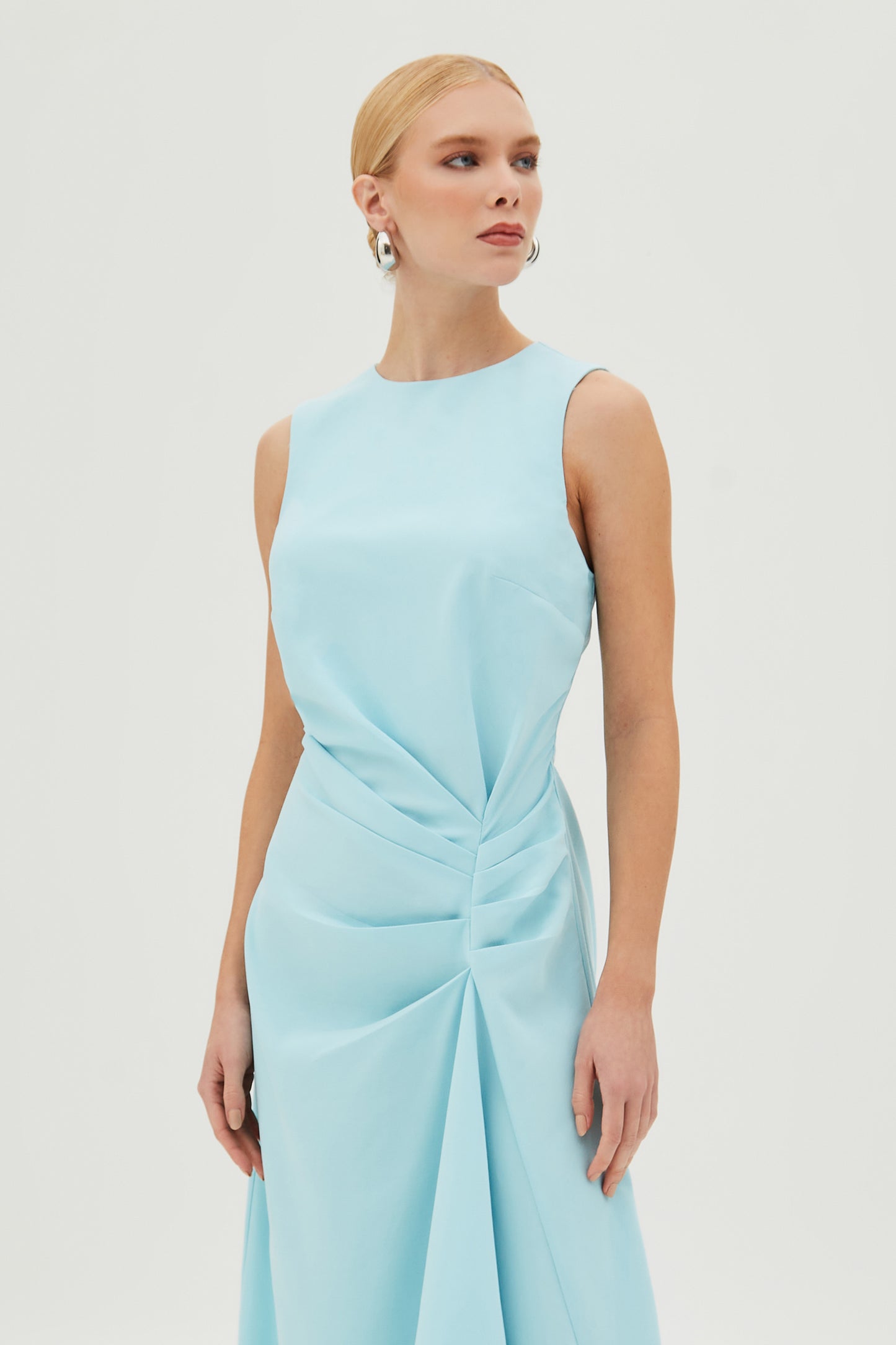 VESTIDO MIDI DRAPEADOS LATERAL E DETALHE ASSIMETRICO AZUL FRESH