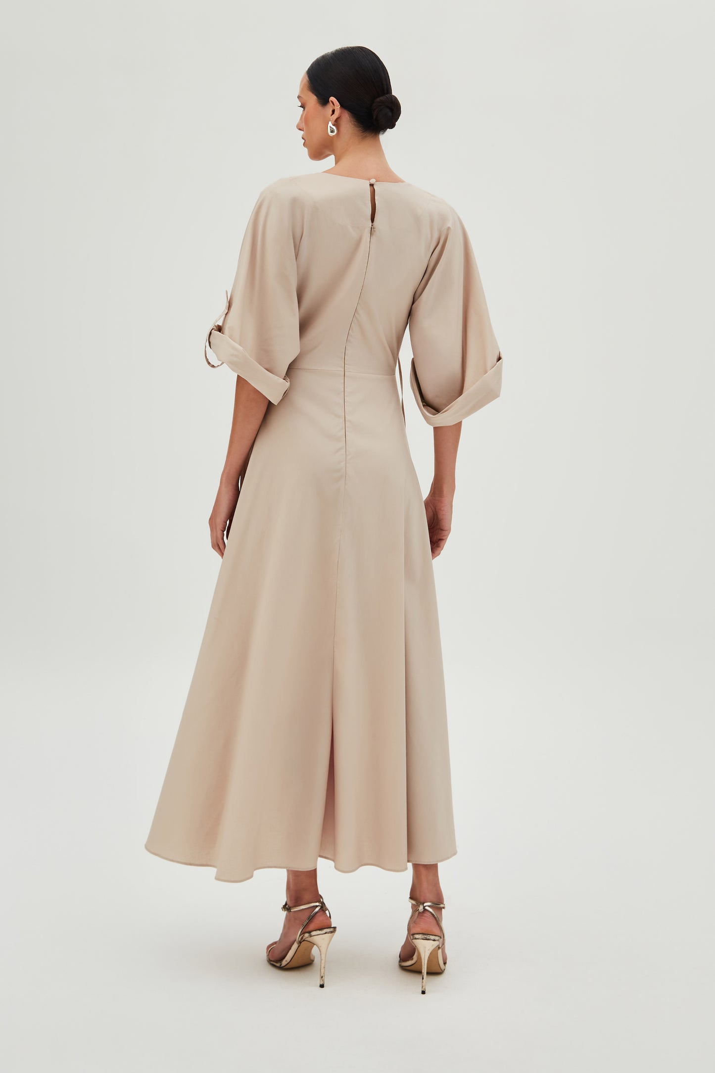 VESTIDO LONGO COM BARRA ASSIMETRICA E AMARRACAO COLO KAKI CLARO