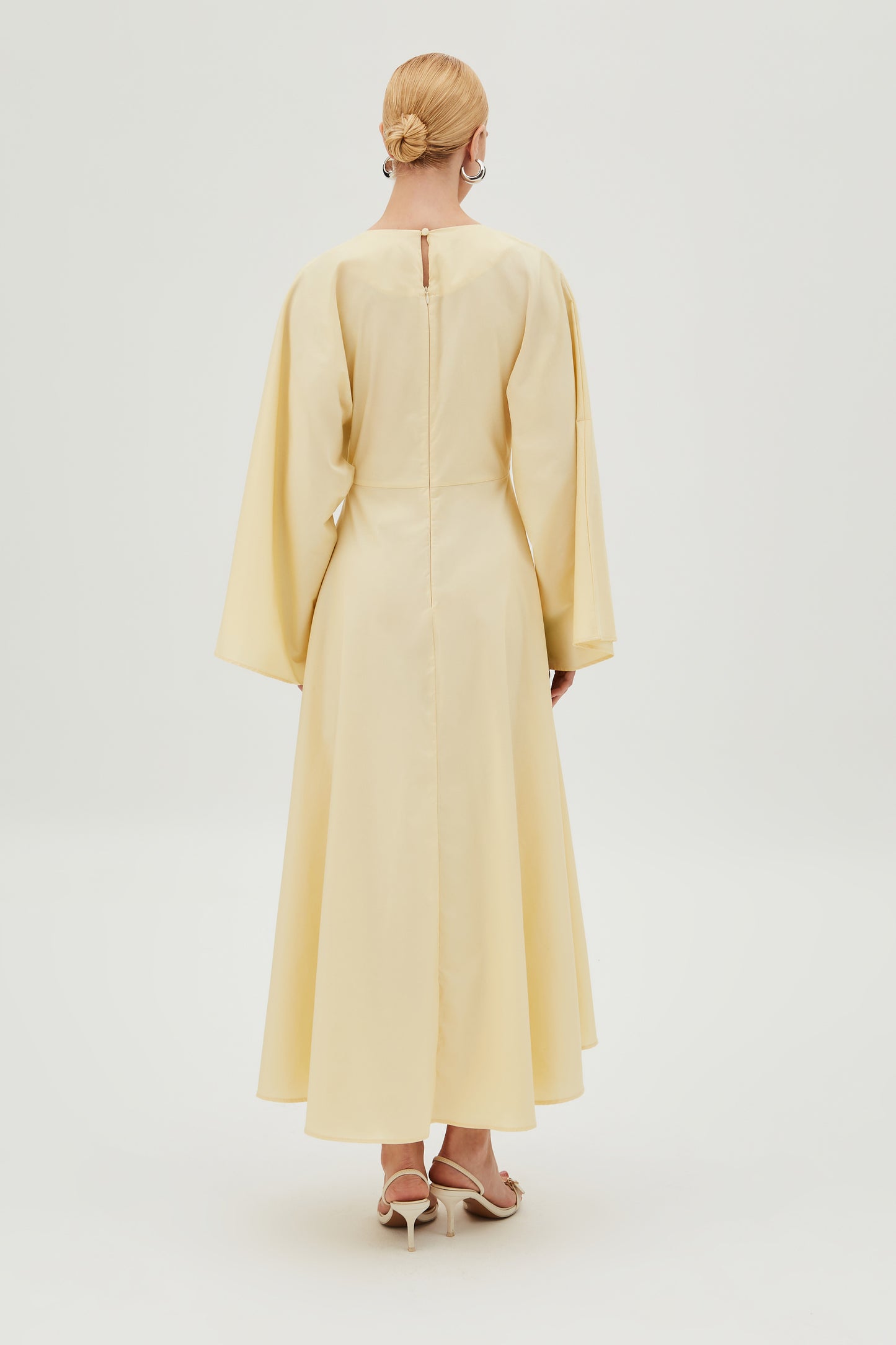 VESTIDO LONGO COM BARRA ASSIMETRICA E AMARRACAO COLO AMARELO MANTEIGA