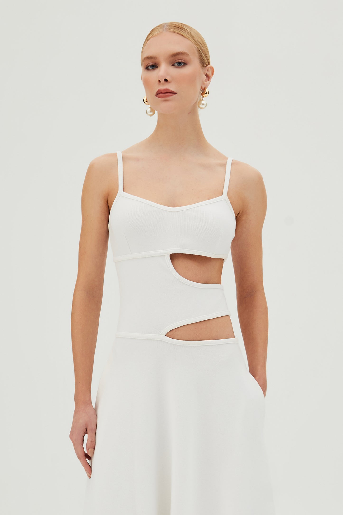 VESTIDO MIDI COM ABERTURAS LATERAIS E BARRA AMPLA OFF WHITE
