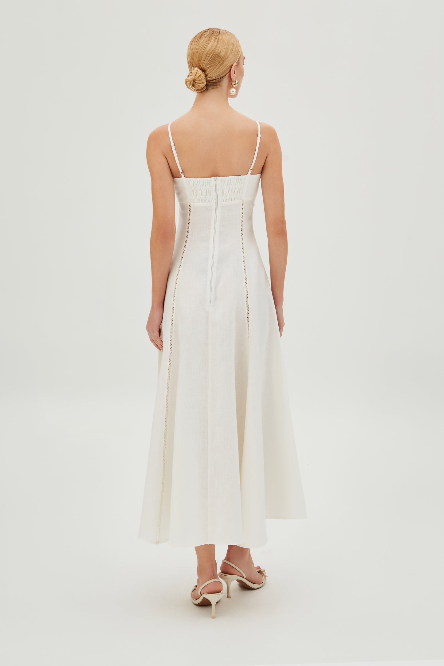 VESTIDO MIDI COM DETALHE DE ENTREMEIO ABERTURA BUSTO BRANCO