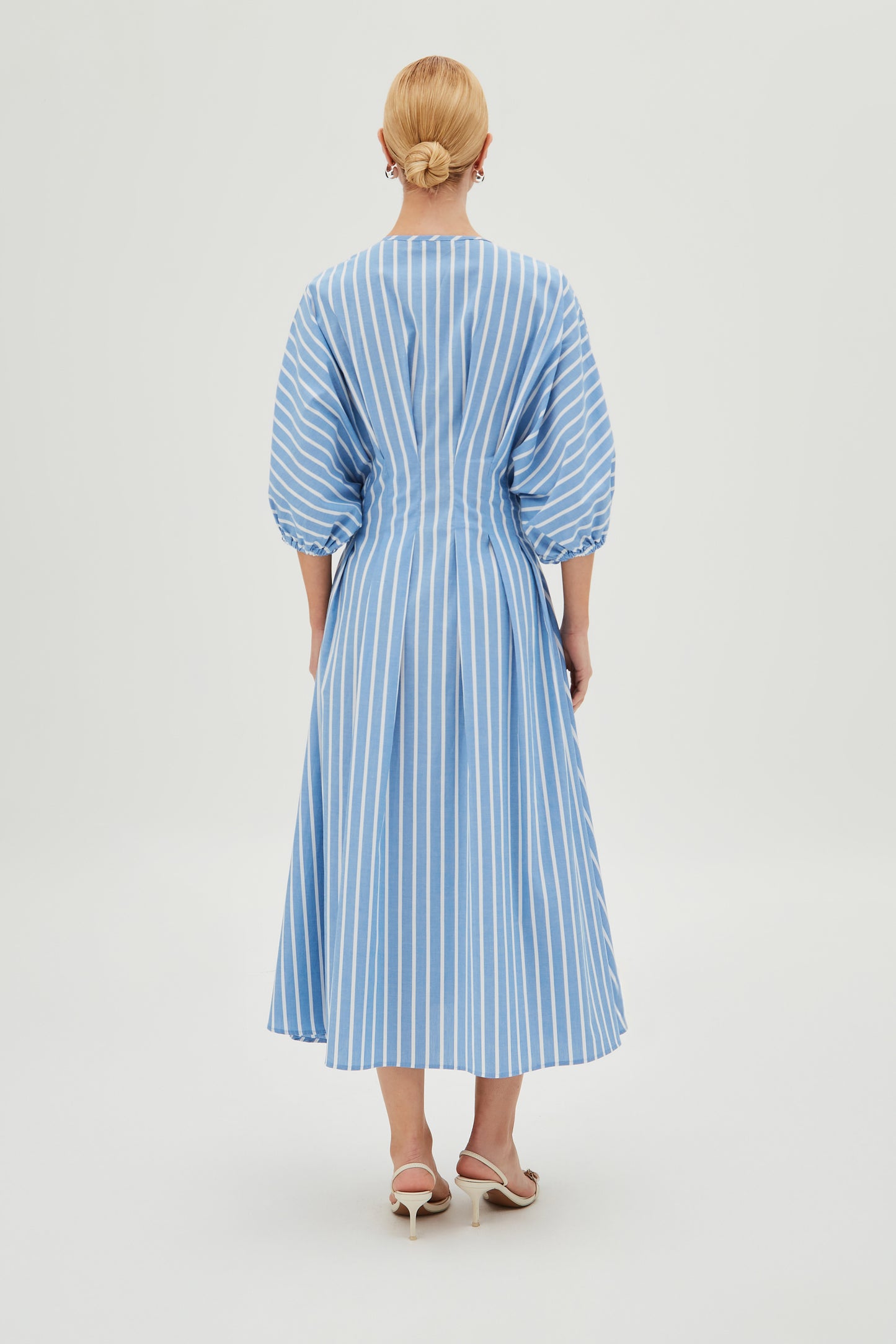 VESTIDO MIDI FLUIDO ACINTURADO COM MANGAS BUFANTES LISTRADO AZUL
