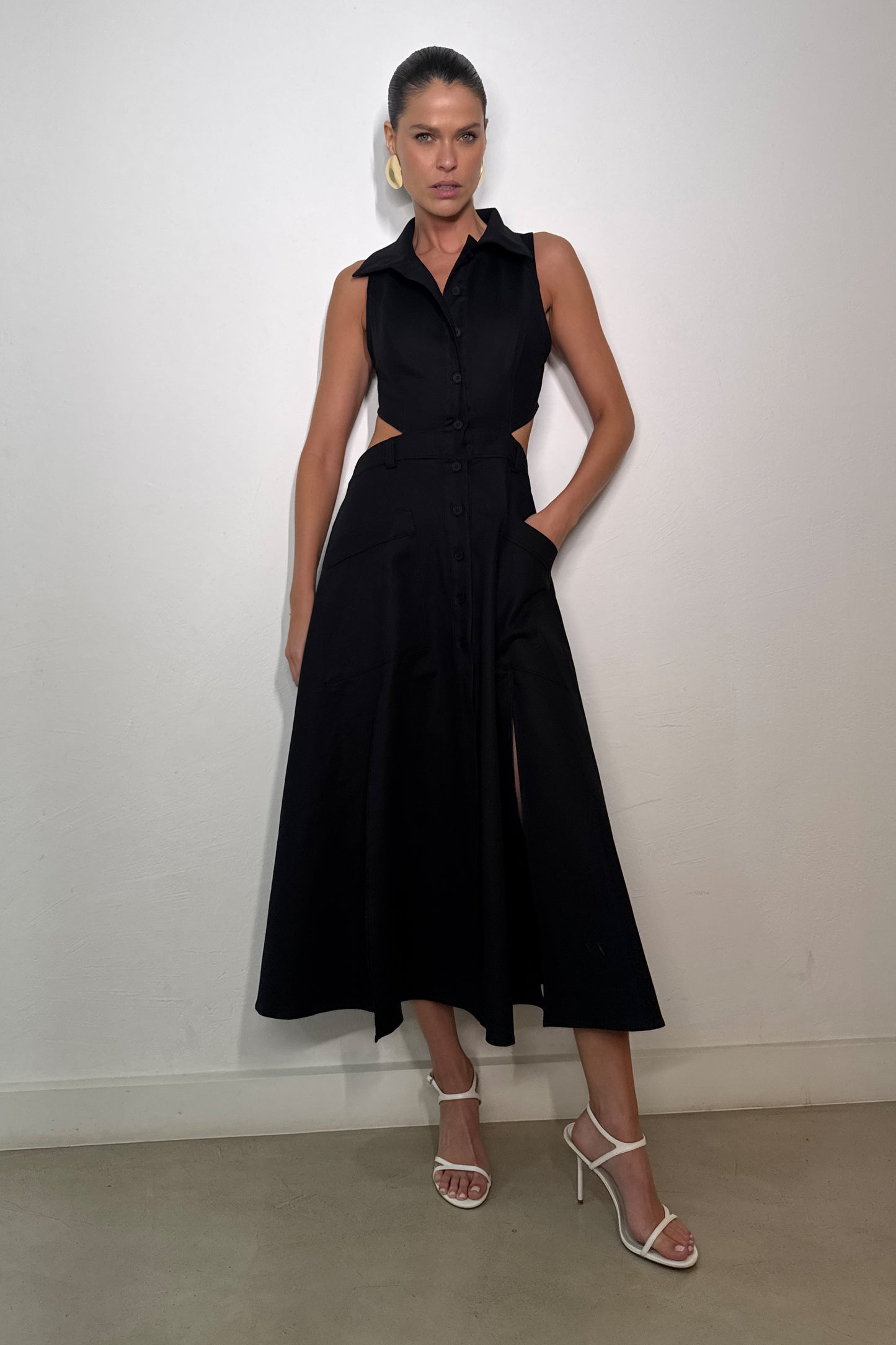 VESTIDO MIDI BOTOES FRONTAL ABERTURA COSTAS E GOLA PRETO