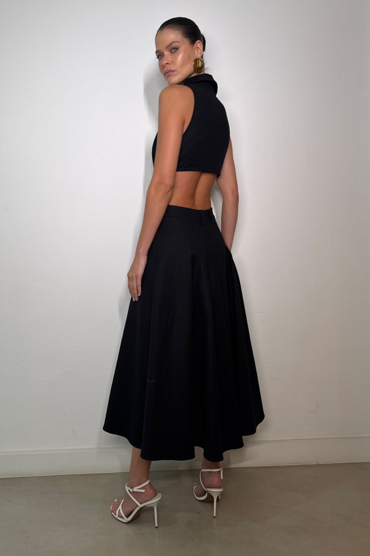 VESTIDO MIDI BOTOES FRONTAL ABERTURA COSTAS E GOLA PRETO