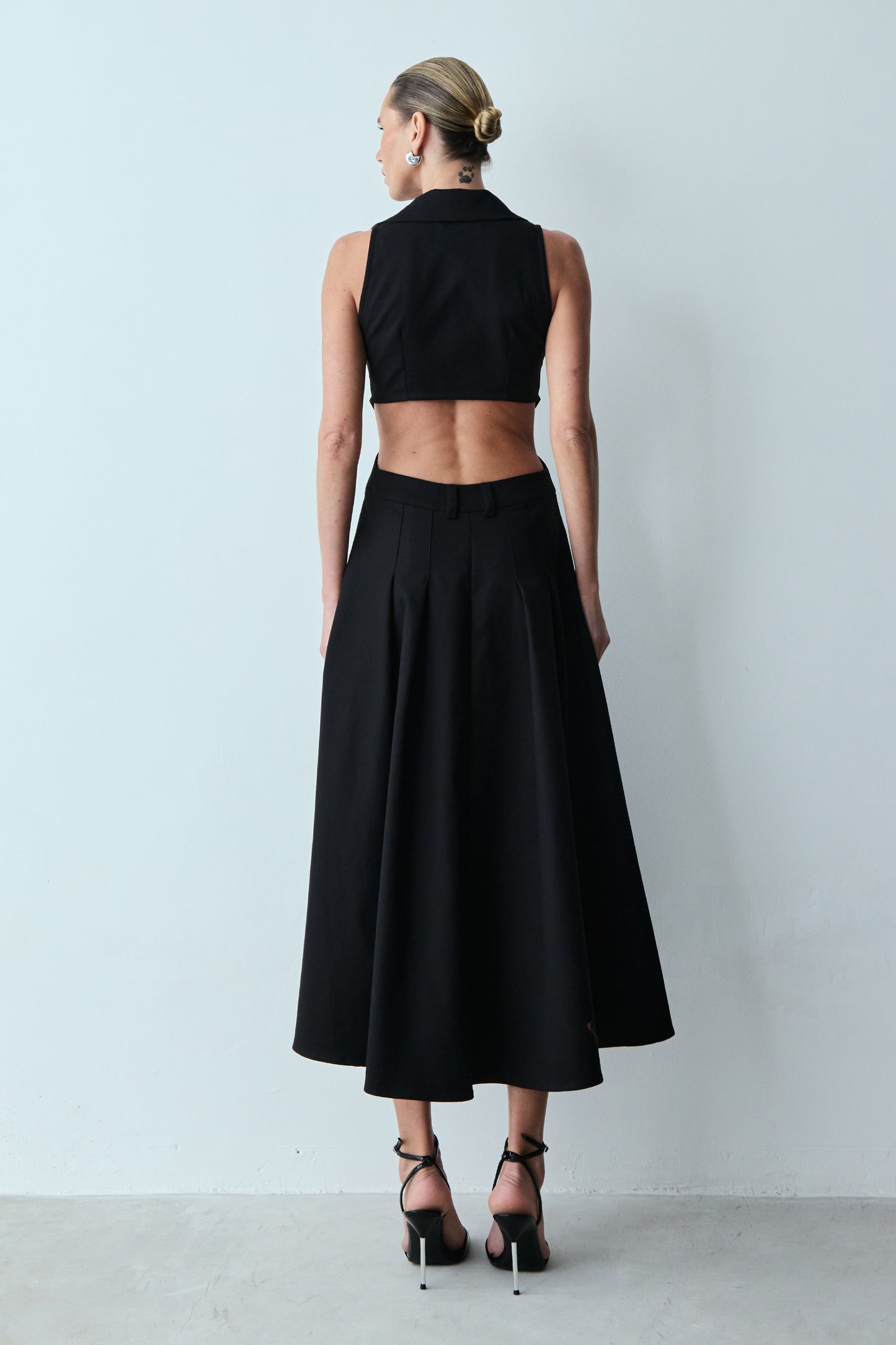 VESTIDO MIDI BOTOES FRONTAL ABERTURA COSTAS E GOLA PRETO