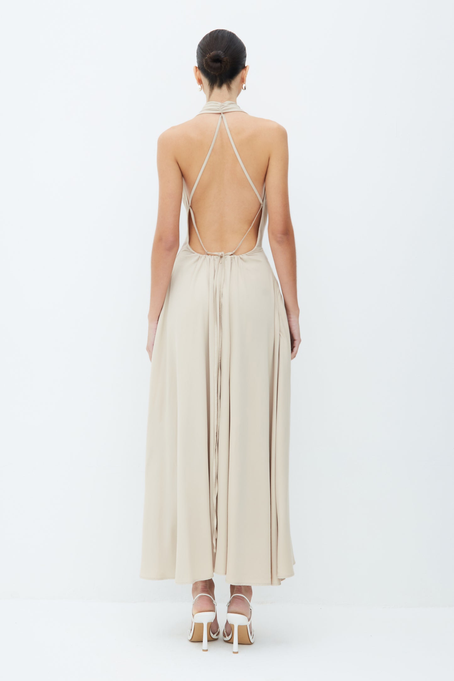 VESTIDO LONGO FRENTE UNICA COM AMARRACAO COSTAS AREIA