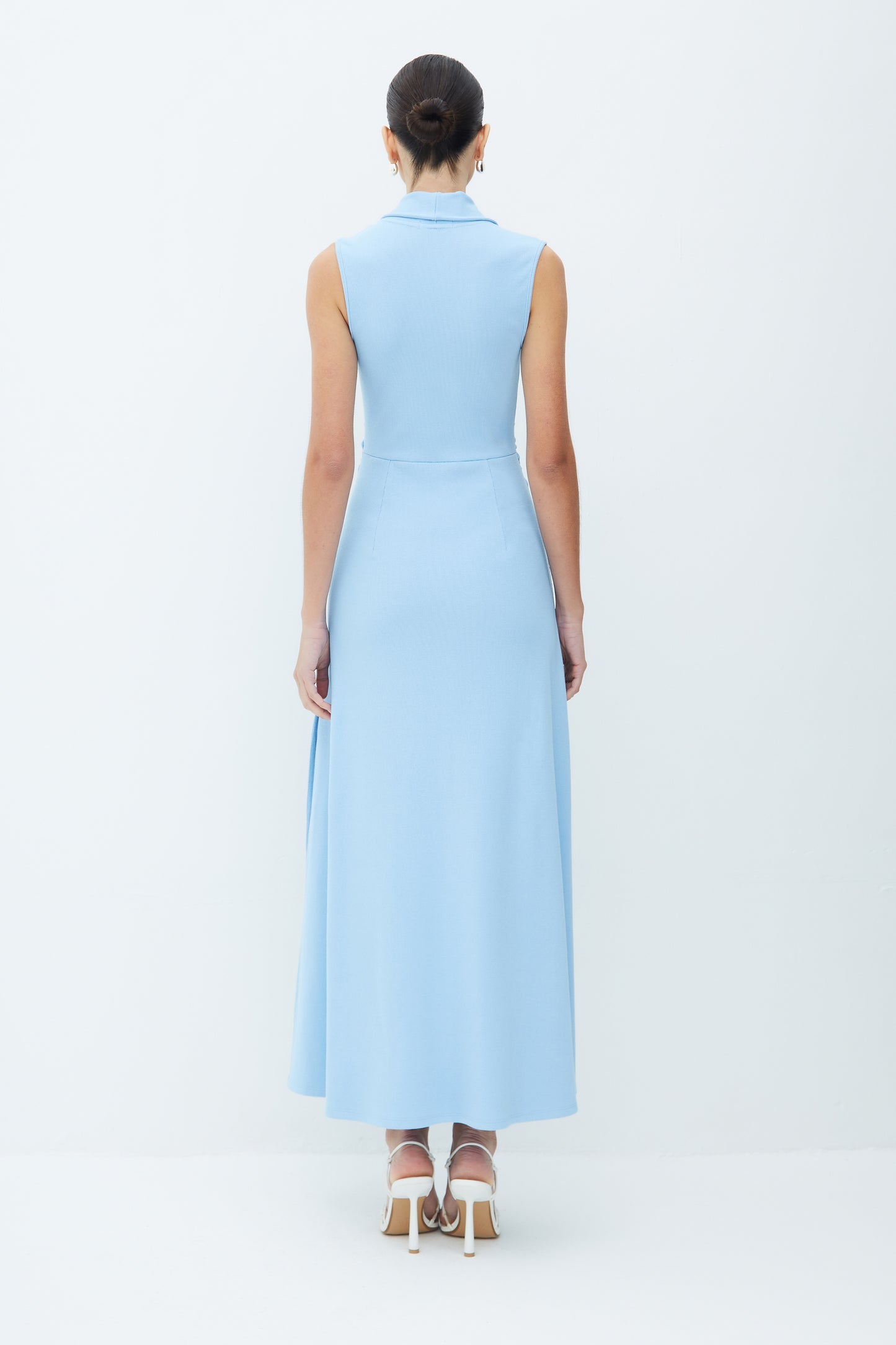 VESTIDO MIDI DECOTE V COM DETALHE SOBREPOSTO CINTURA AZUL BEBE